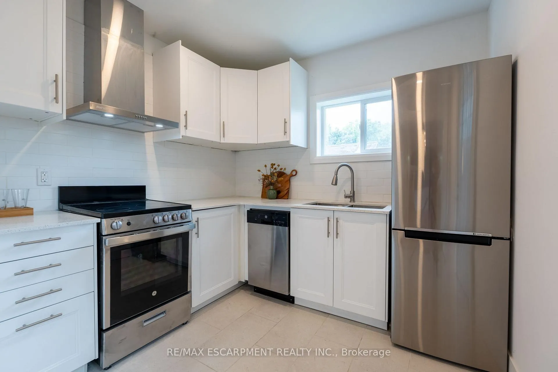 Photo 12 of 29 New Street, Hamilton, Strathcona — HOMEH