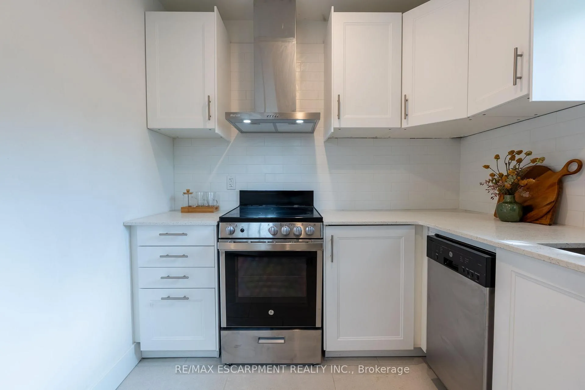 Photo 13 of 29 New Street, Hamilton, Strathcona — HOMEH