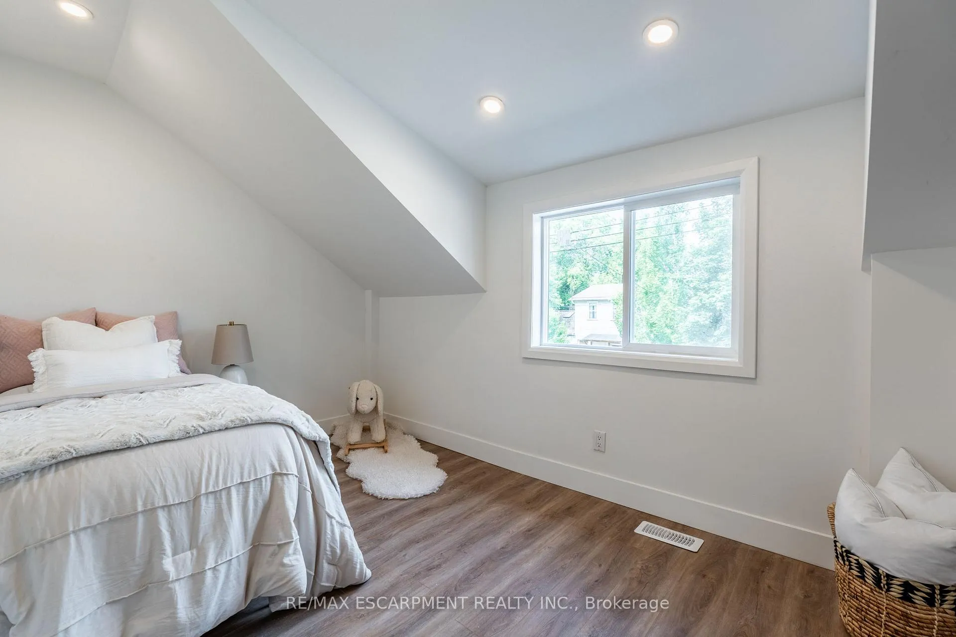 Photo 17 of 29 New Street, Hamilton, Strathcona — HOMEH