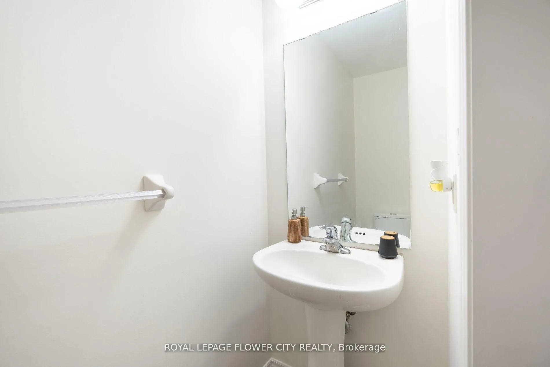 Photo 11 of 15 Sea Drifter Crescent, Brampton, Bram East — HOMEH