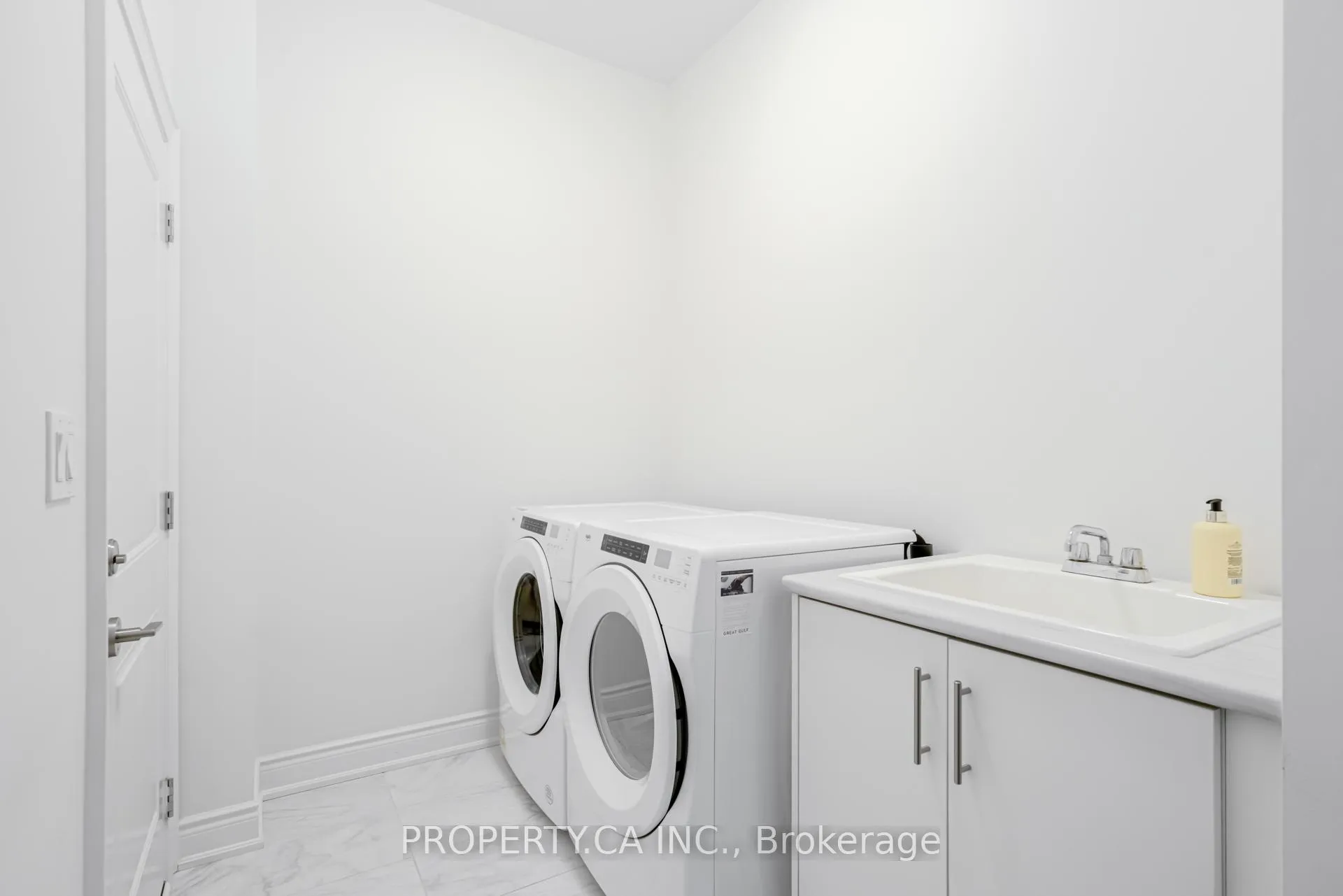 Photo 12 of 10 Fordham Road, Brampton, Bram West — HOMEH