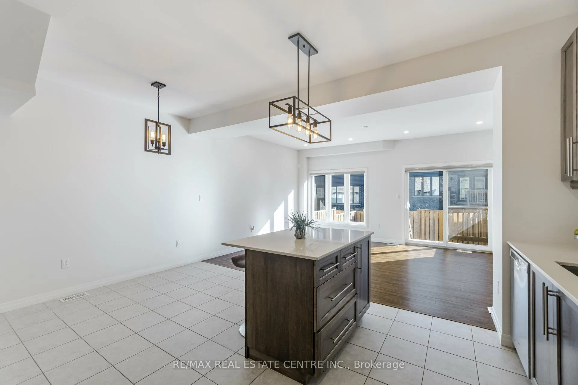 Photo 6 of Unit 48, 30 Times Square Boulevard, Hamilton, Stoney Creek Mountain — HOMEH