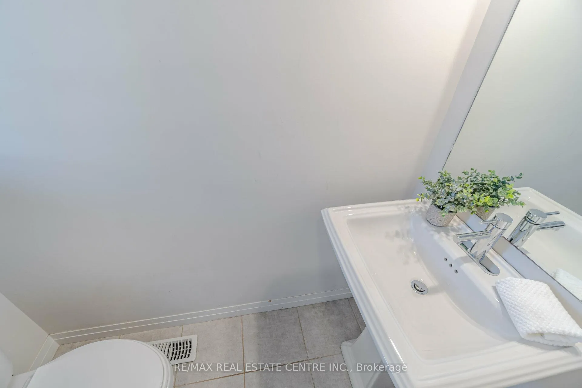 Photo 10 of Unit 48, 30 Times Square Boulevard, Hamilton, Stoney Creek Mountain — HOMEH