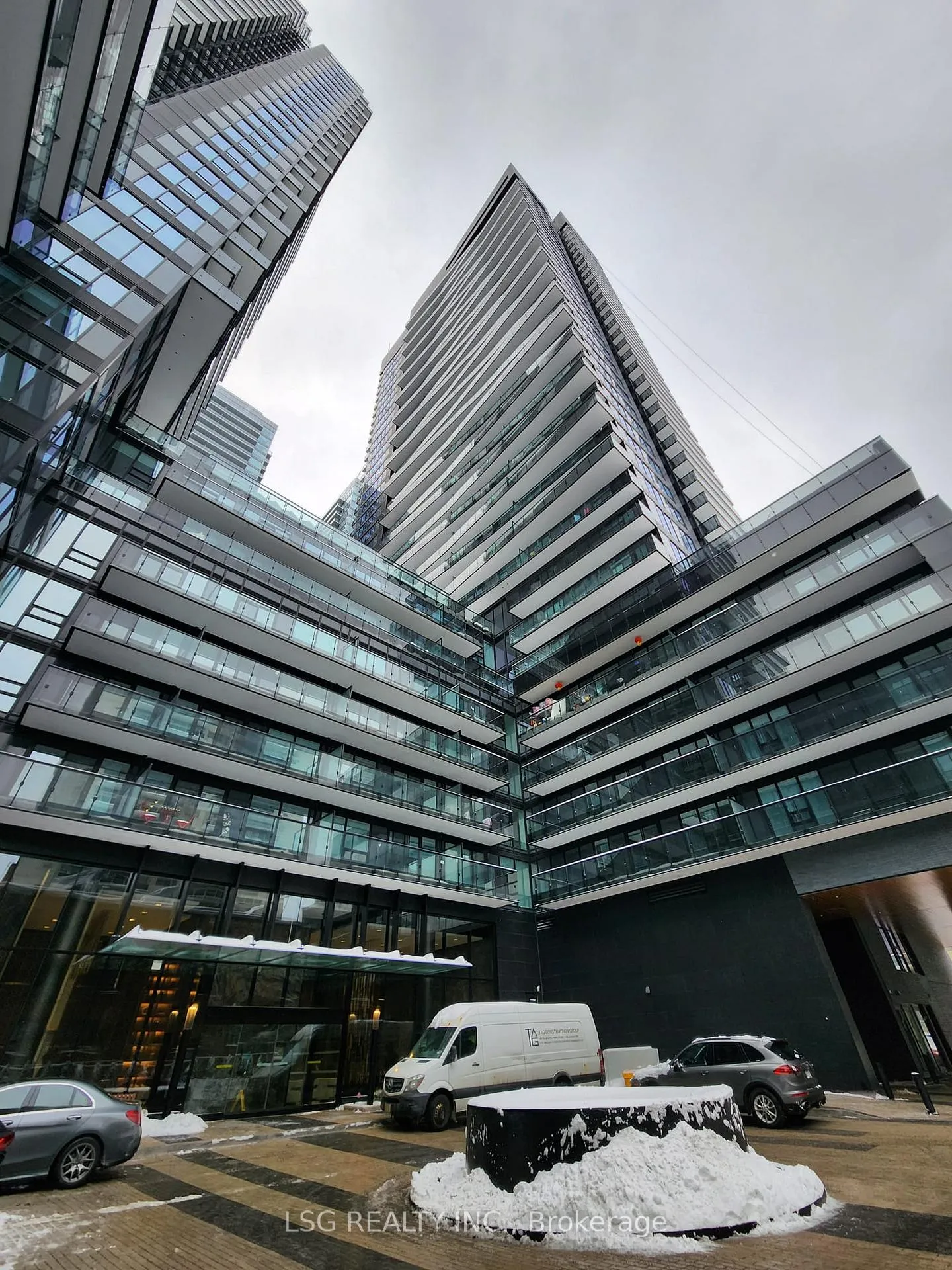 Front of Unit 2103, 117 Broadway Avenue