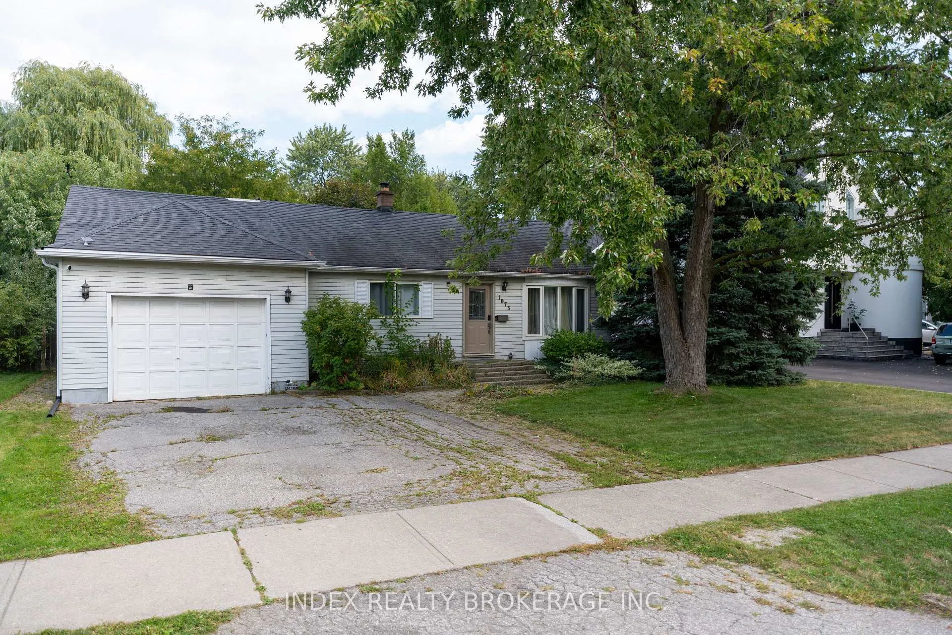 Photo 3 of 1073 Kent Avenue E, Oakville, College Park — HOMEH