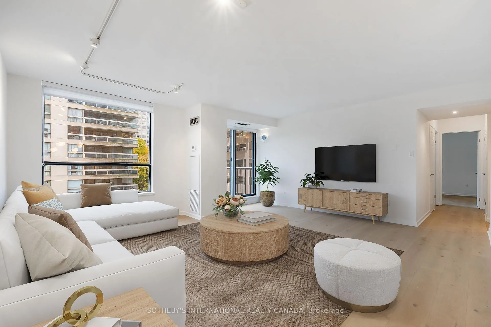 Front of Unit 503, 47 St Clair Avenue W
