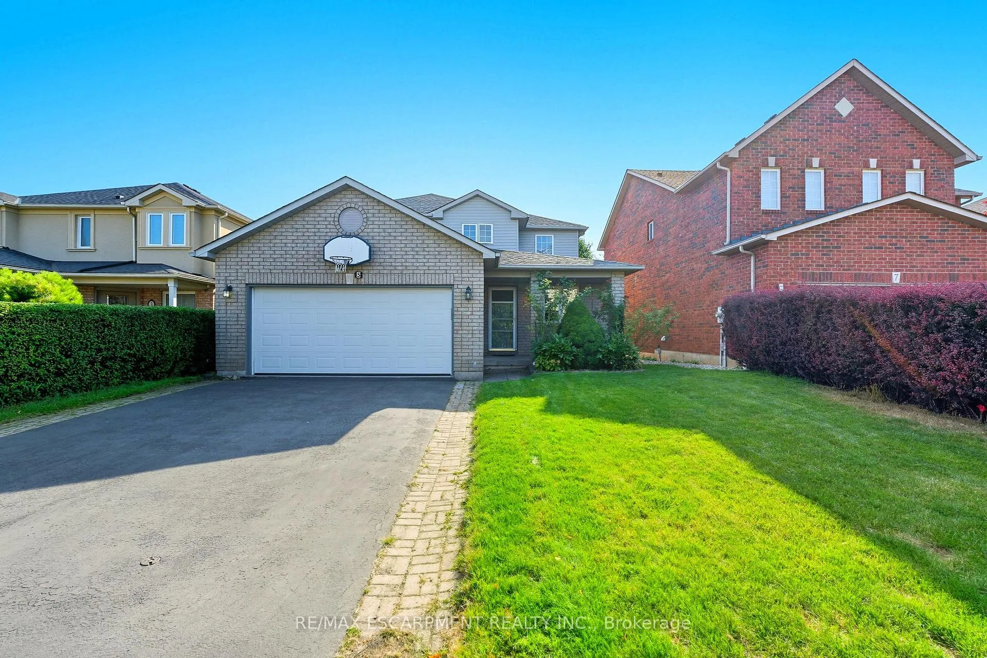 Photo 2 of 5 Chesapeake Drive, Hamilton, Waterdown — HOMEH