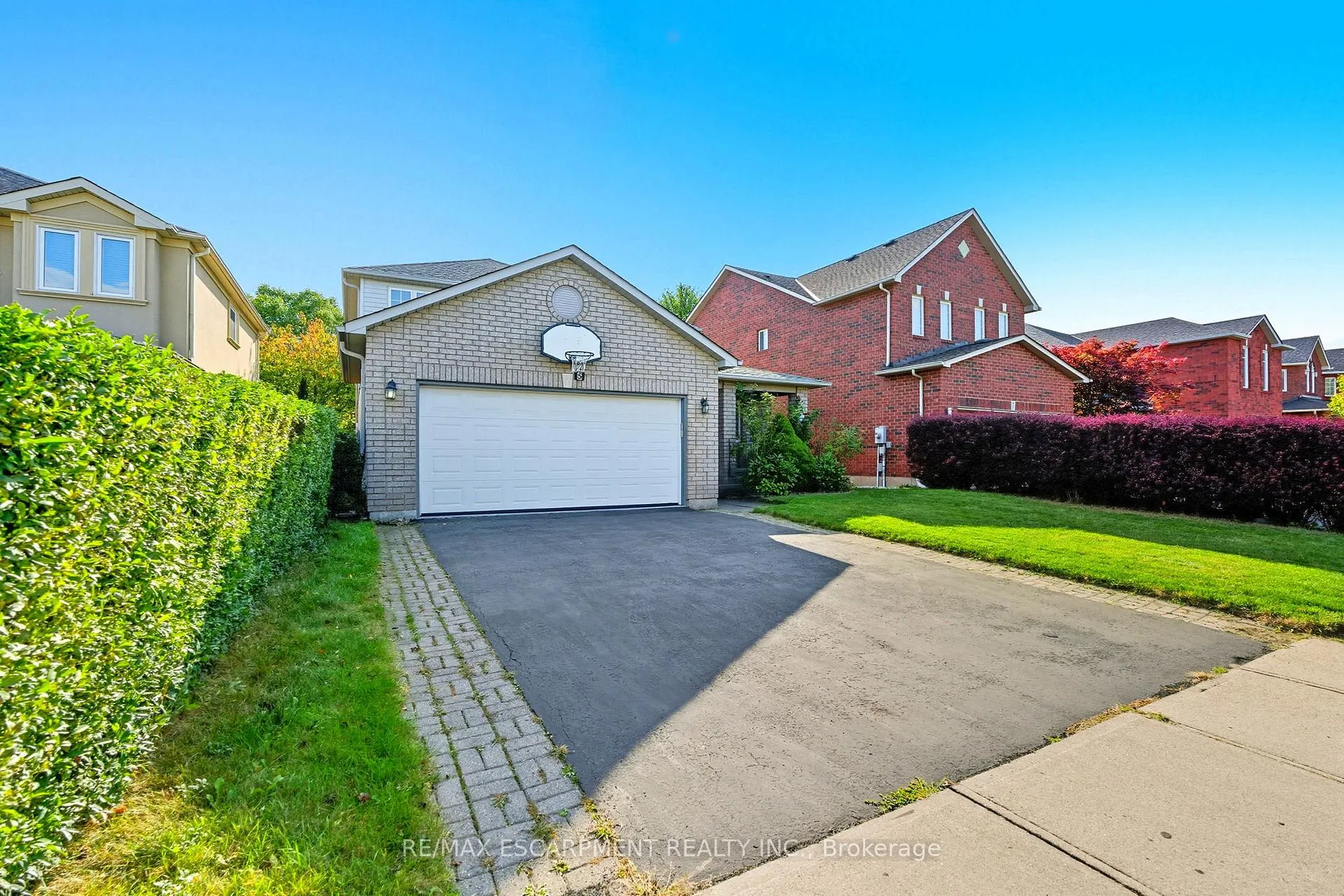 Photo 3 of 5 Chesapeake Drive, Hamilton, Waterdown — HOMEH
