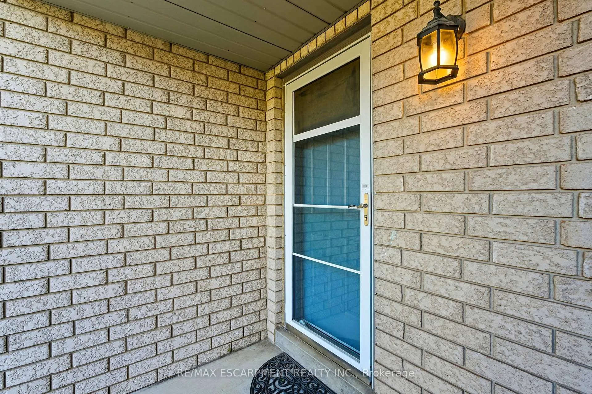 Photo 4 of 5 Chesapeake Drive, Hamilton, Waterdown — HOMEH
