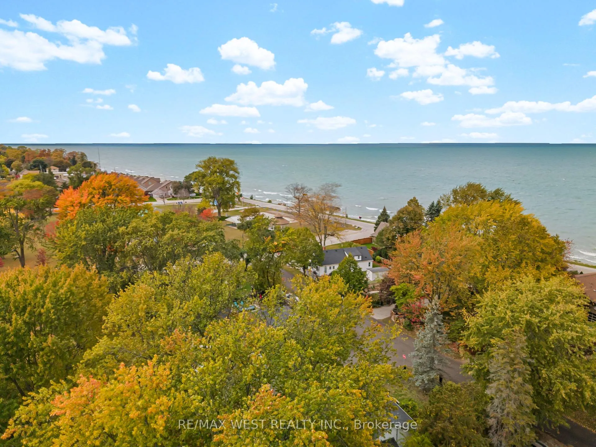Photo 15 of 2018 Yonge Street, Sarnia — HOMEH