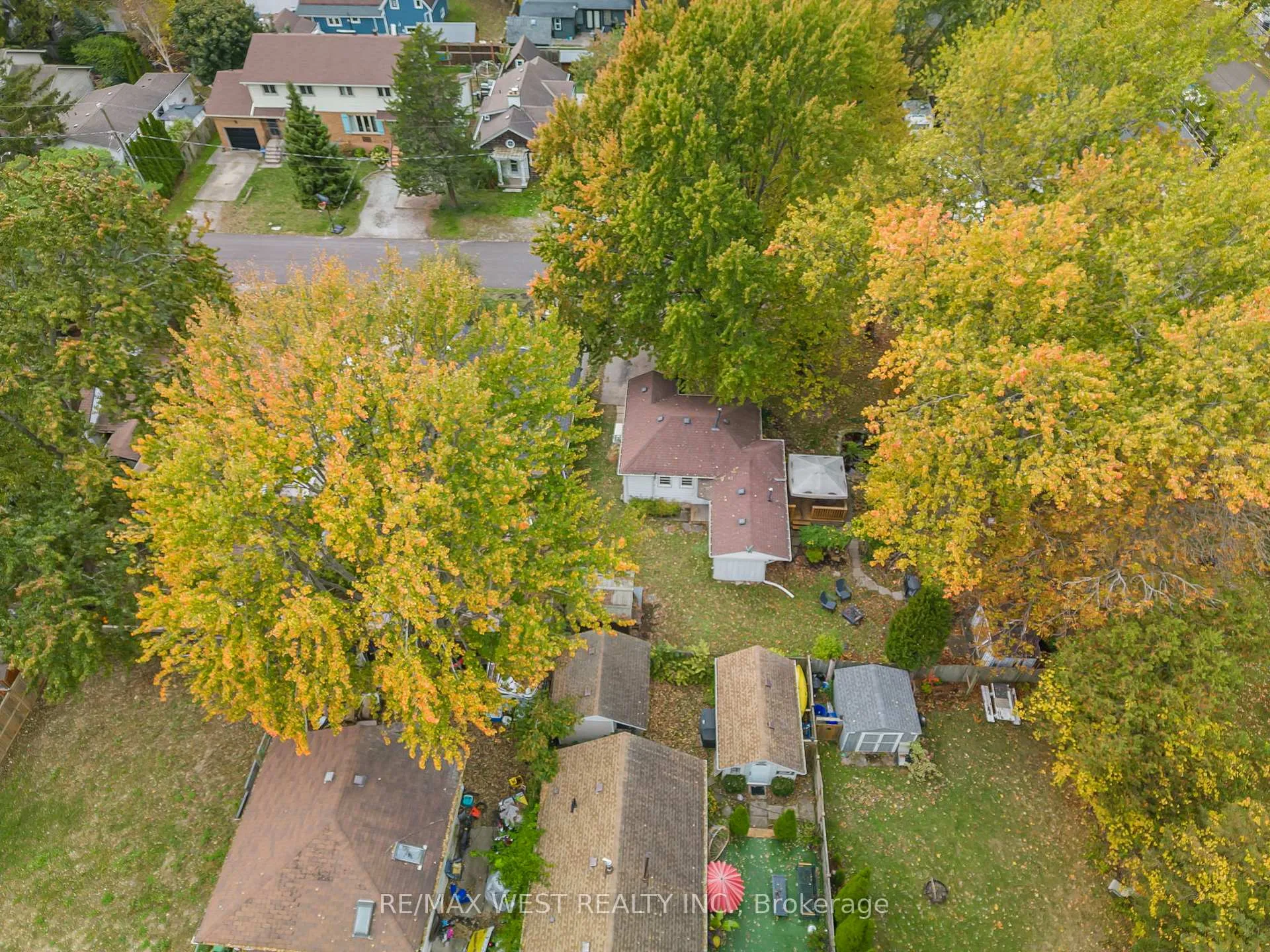Photo 18 of 2018 Yonge Street, Sarnia — HOMEH