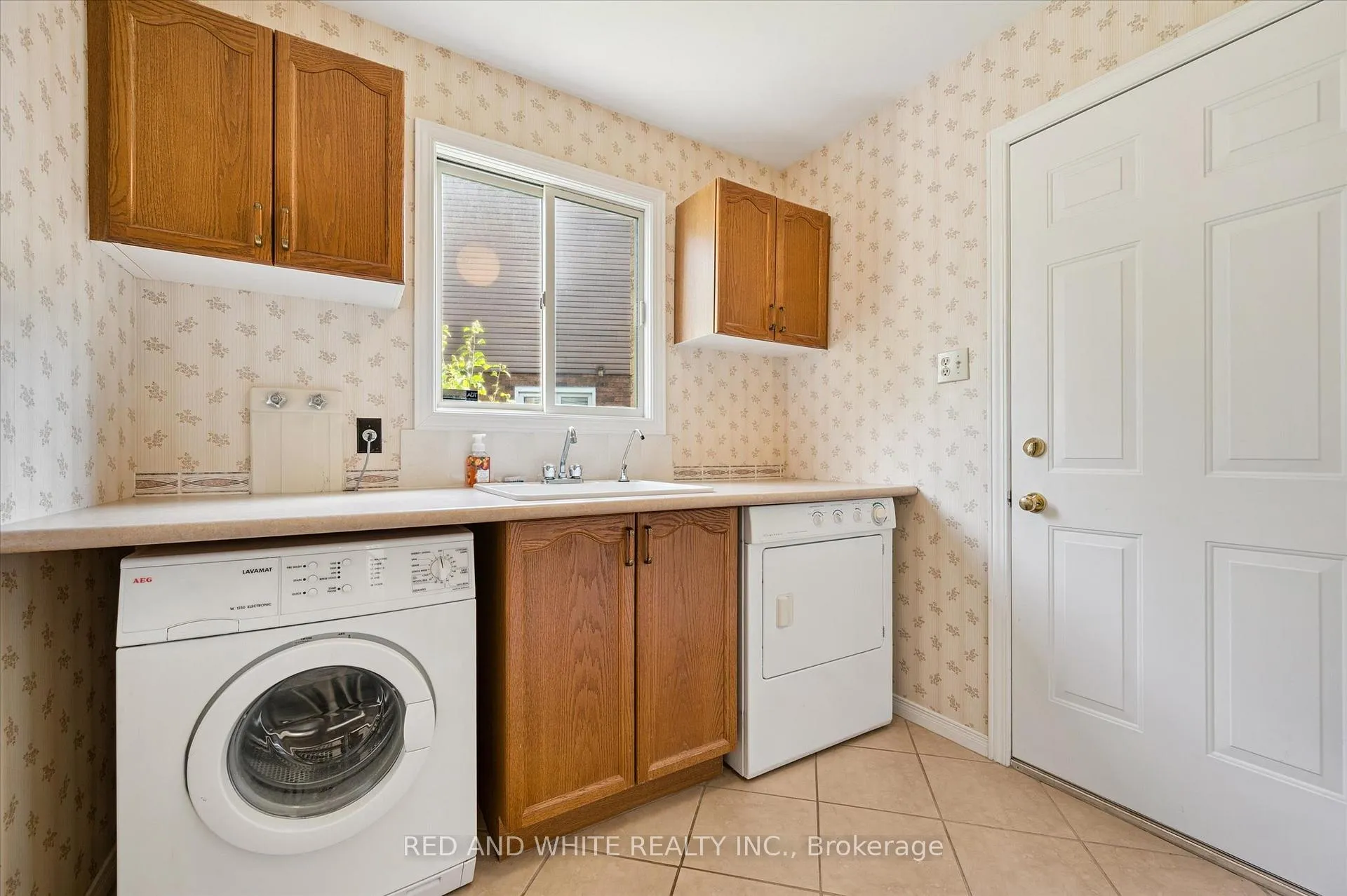 Photo 19 of 172 Mayberry Court, Waterloo — HOMEH