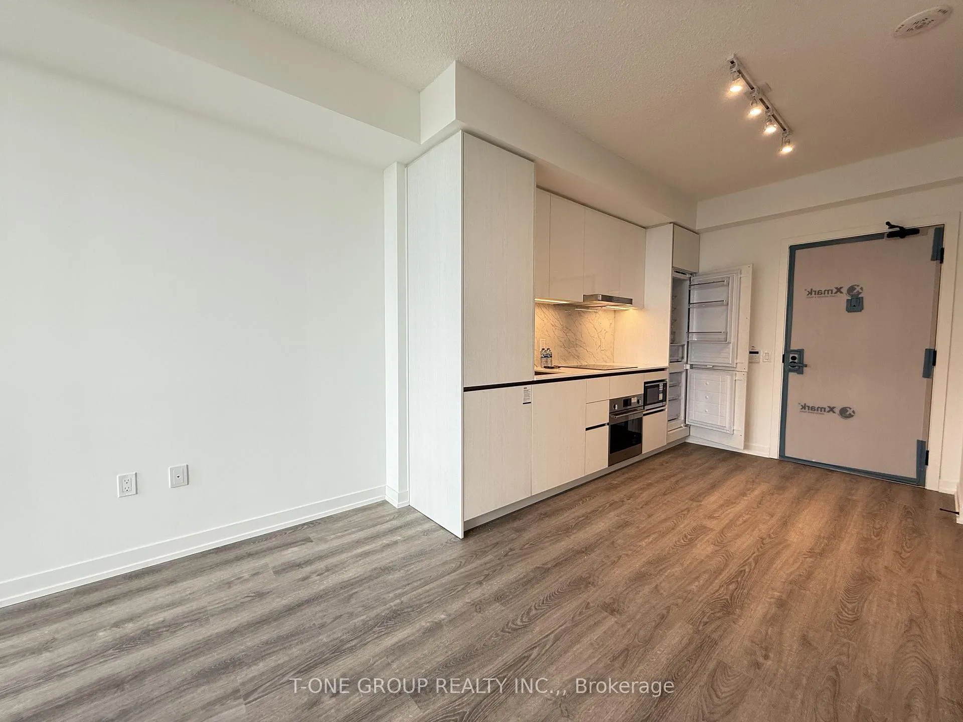 Photo 3 of Unit 503, 8 Interchange Way, Vaughan, Vaughan Corporate Centre — HOMEH
