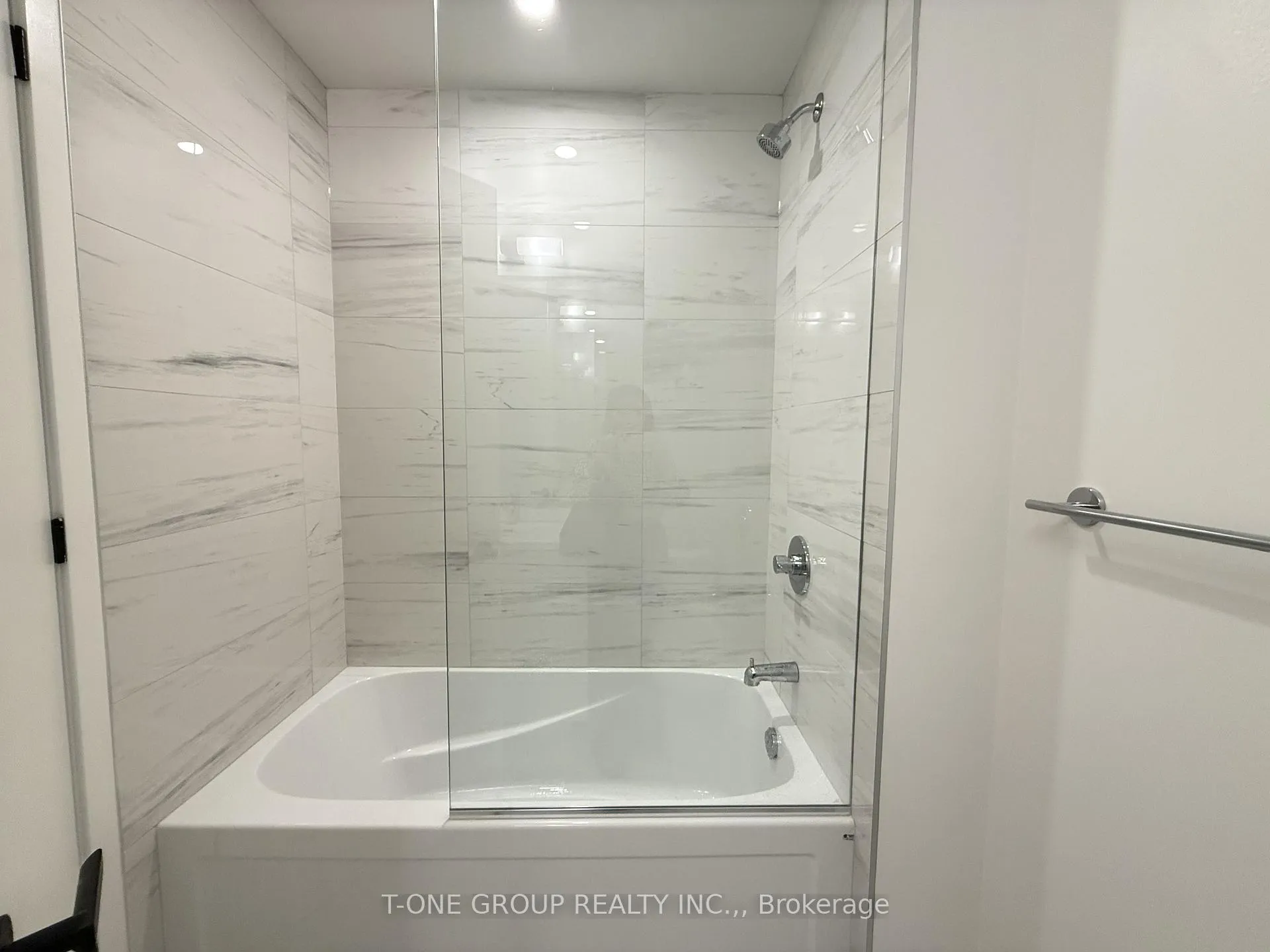 Photo 7 of Unit 503, 8 Interchange Way, Vaughan, Vaughan Corporate Centre — HOMEH