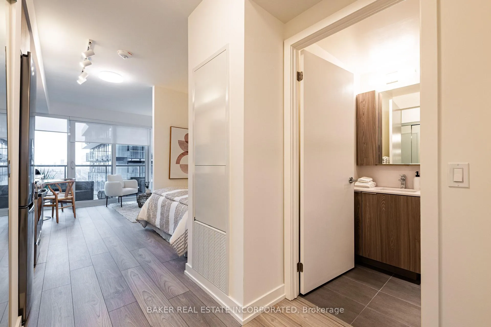 Photo 3 of Unit 512, 223 Redpath Avenue, Toronto, Mount Pleasant West — HOMEH