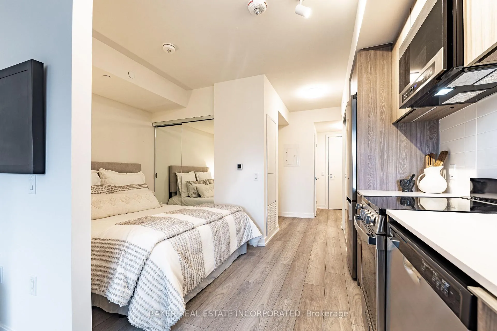 Photo 6 of Unit 512, 223 Redpath Avenue, Toronto, Mount Pleasant West — HOMEH