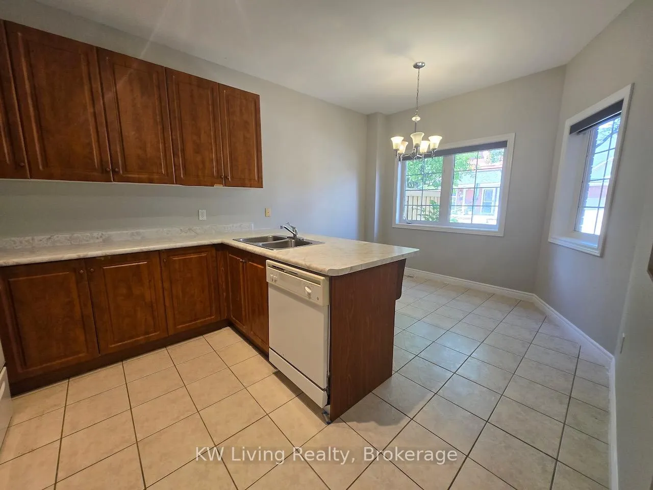 Photo 3 of Unit 38, 100 Beddoe Drive, Hamilton, Chedoke Park — HOMEH