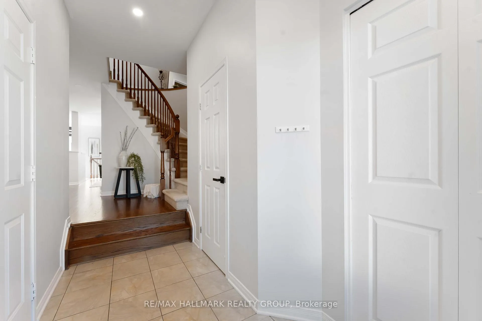 Photo 3 of 104 Esterbrook Drive, Ottawa, Mer Bleue/Bradley Estates/Anderson Park — HOMEH
