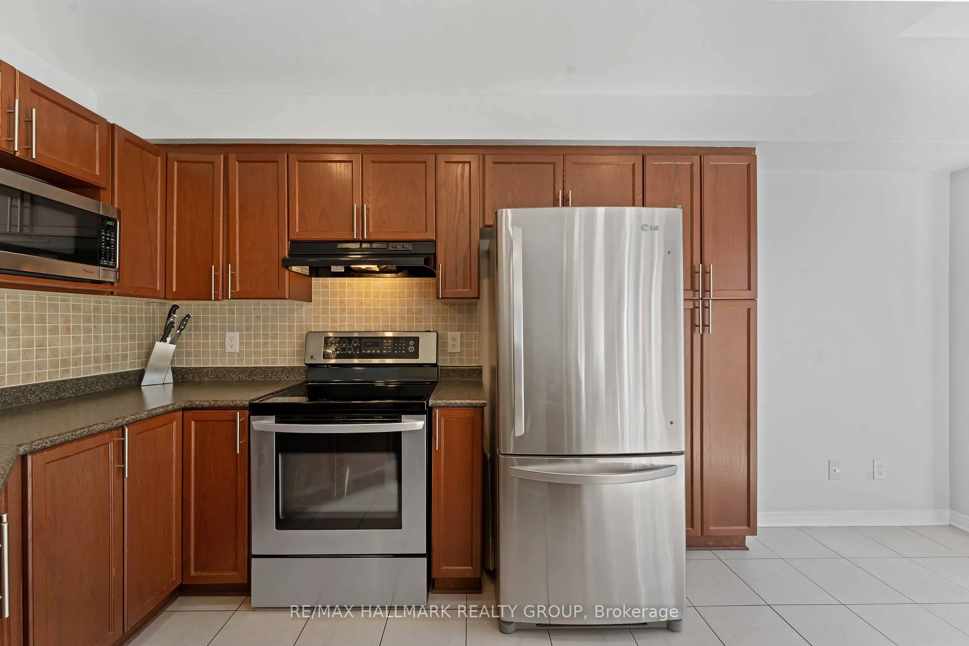 Photo 11 of 104 Esterbrook Drive, Ottawa, Mer Bleue/Bradley Estates/Anderson Park — HOMEH