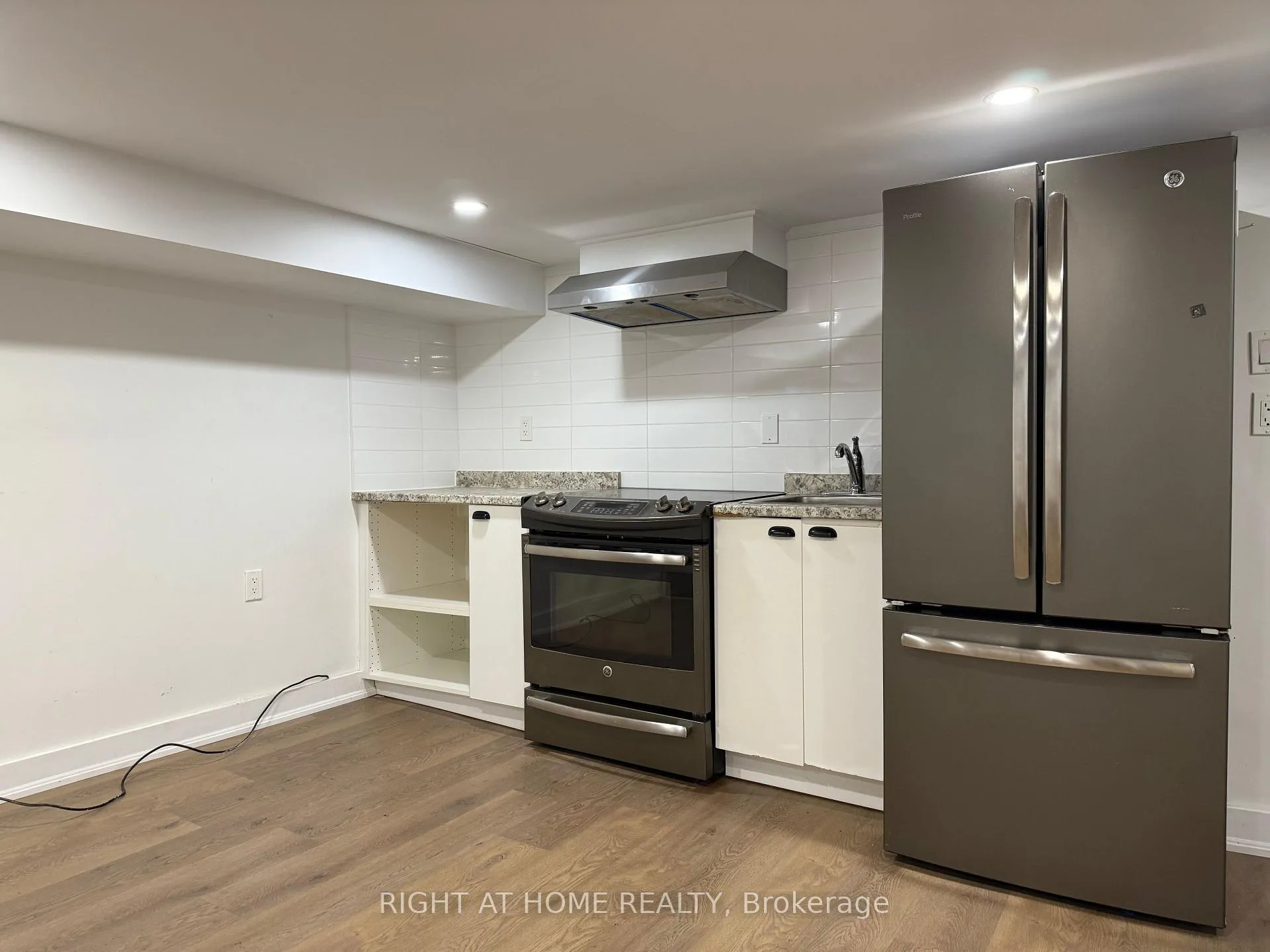 Photo 2 of Unit Lower, 22 Glenside Avenue, Toronto, Greenwood-Coxwell — HOMEH
