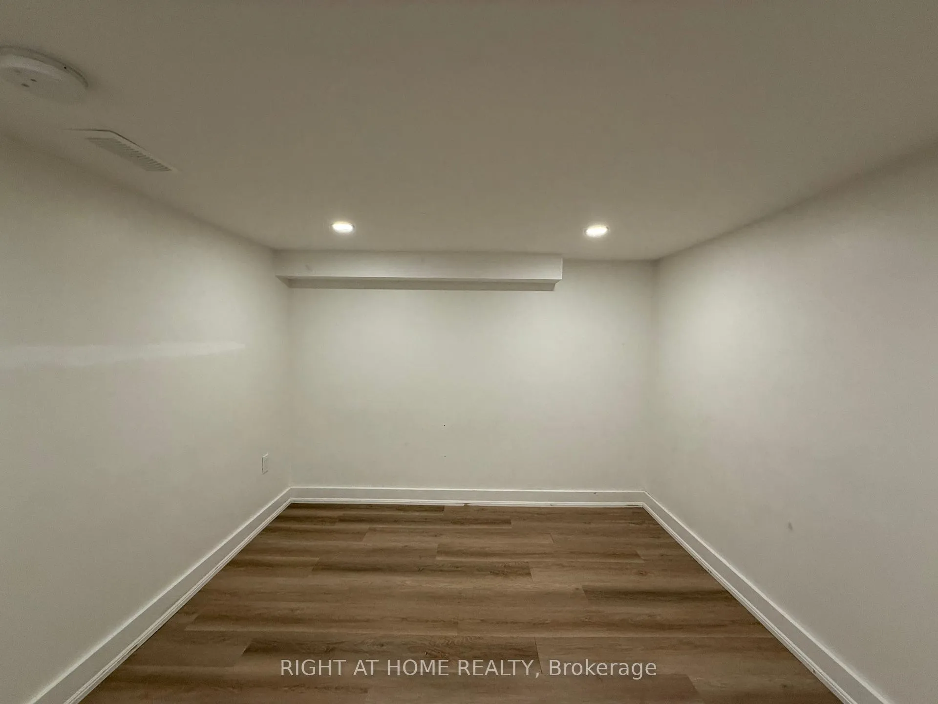Photo 6 of Unit Lower, 22 Glenside Avenue, Toronto, Greenwood-Coxwell — HOMEH