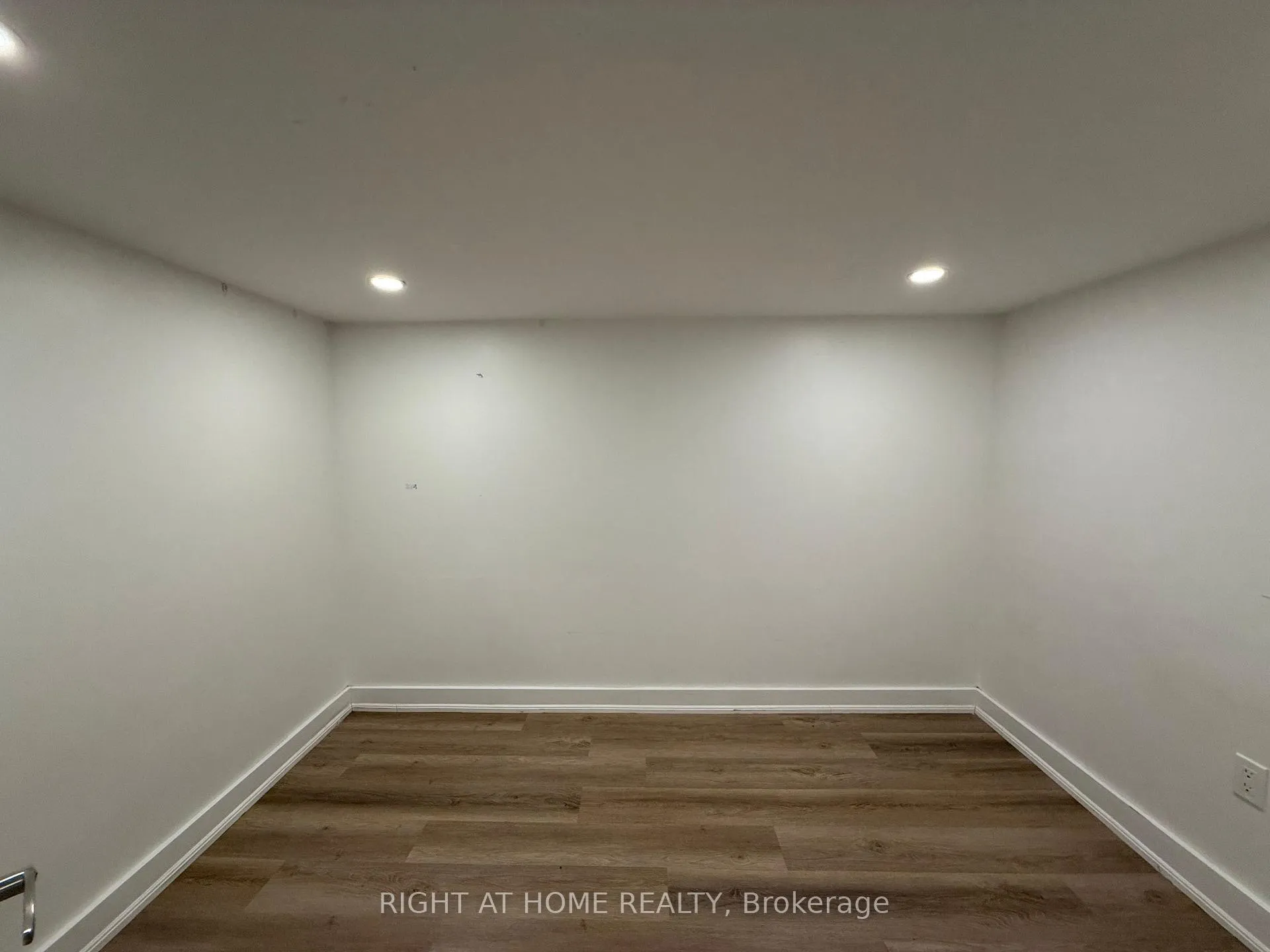 Photo 8 of Unit Lower, 22 Glenside Avenue, Toronto, Greenwood-Coxwell — HOMEH