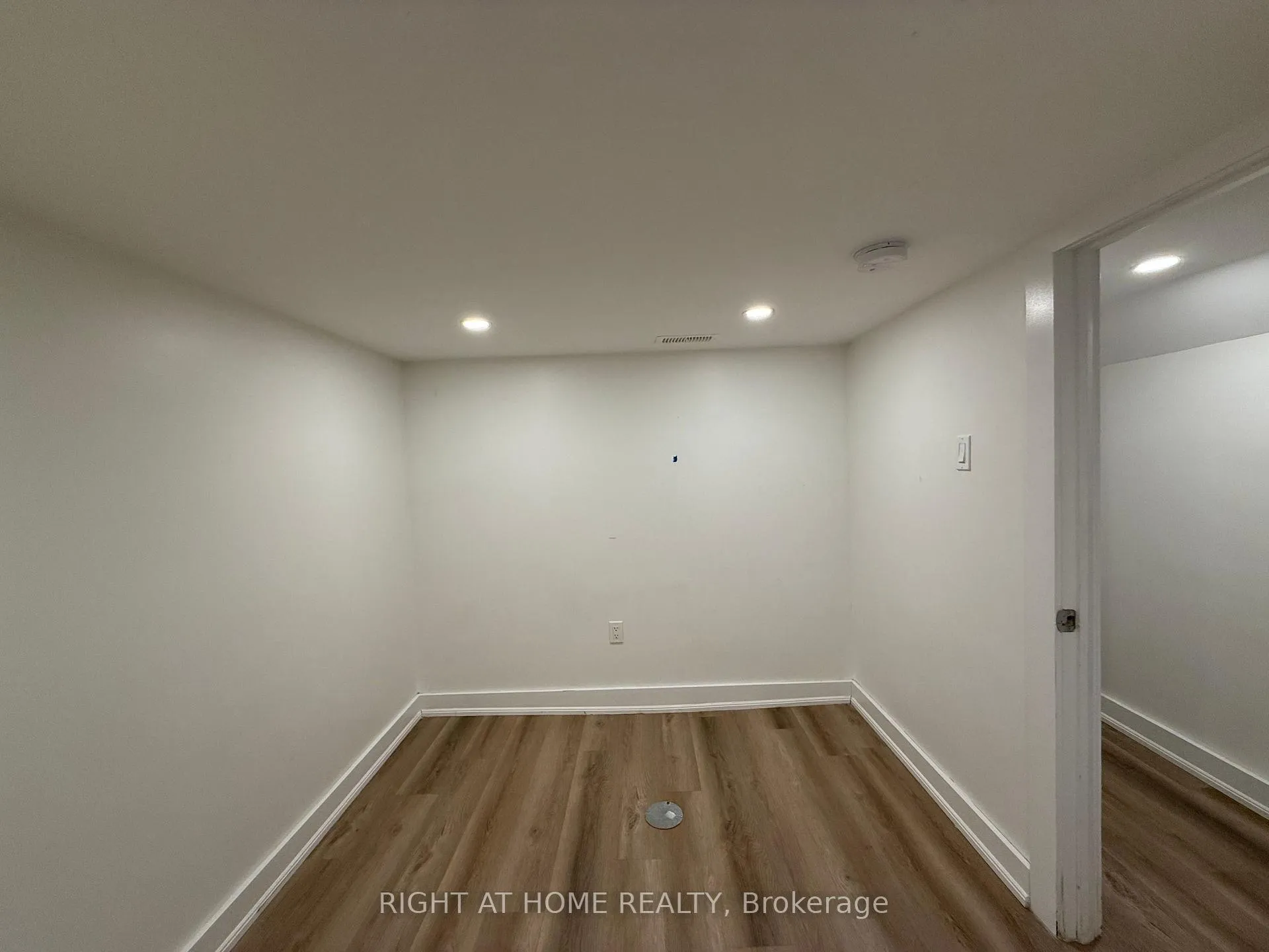 Photo 9 of Unit Lower, 22 Glenside Avenue, Toronto, Greenwood-Coxwell — HOMEH