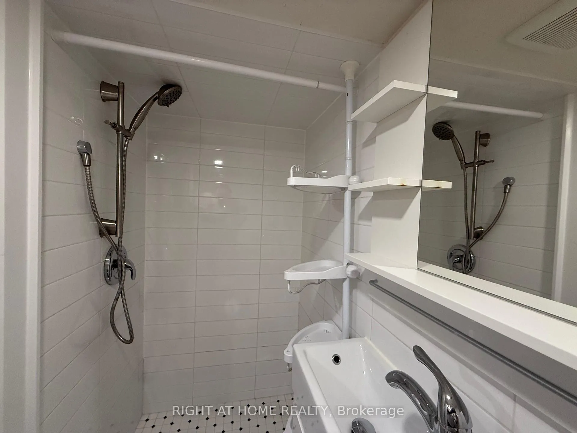 Photo 12 of Unit Lower, 22 Glenside Avenue, Toronto, Greenwood-Coxwell — HOMEH