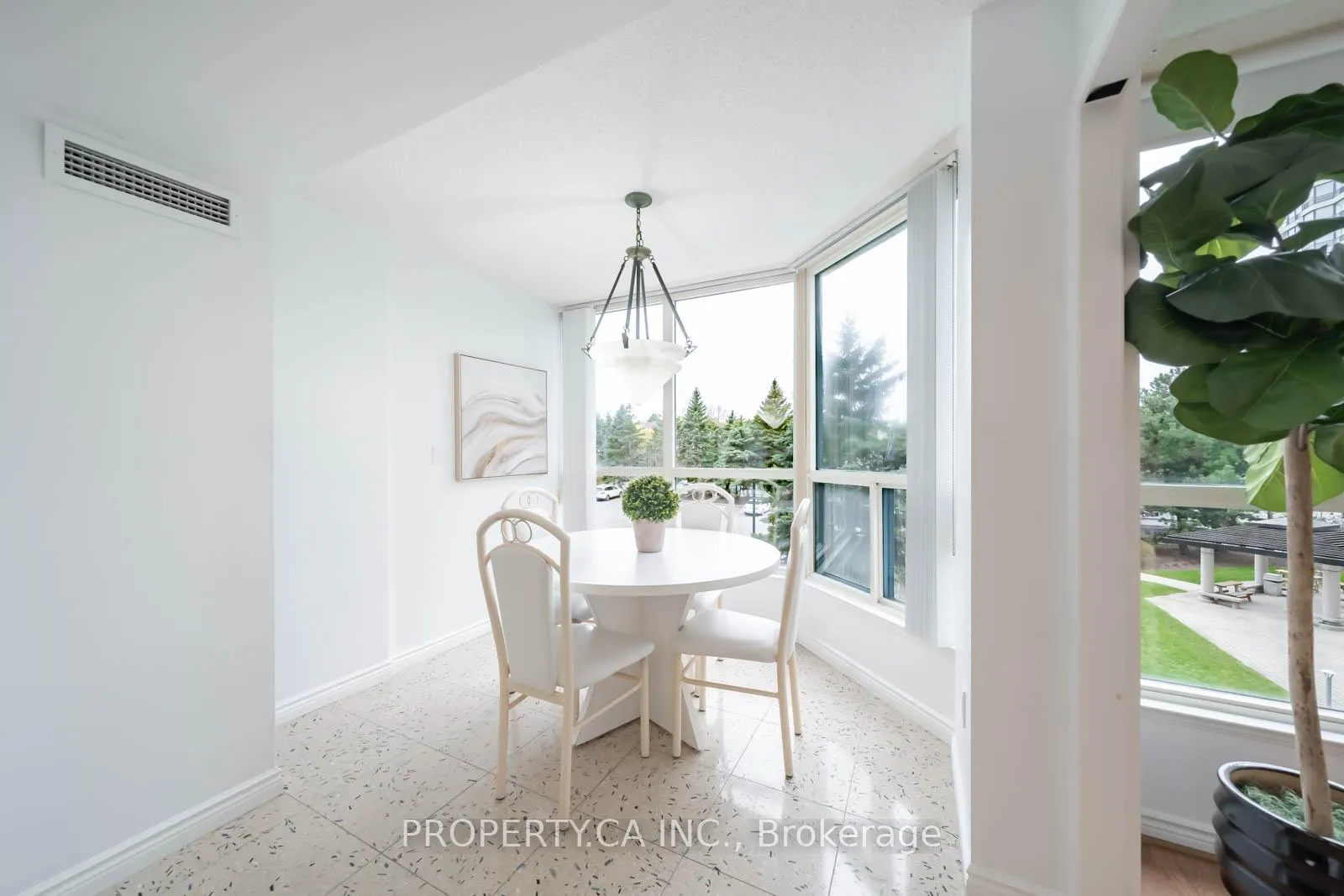 Photo 10 of Unit 301, 7300 Yonge Street, Vaughan, Crestwood-Springfarm-Yorkhill — HOMEH