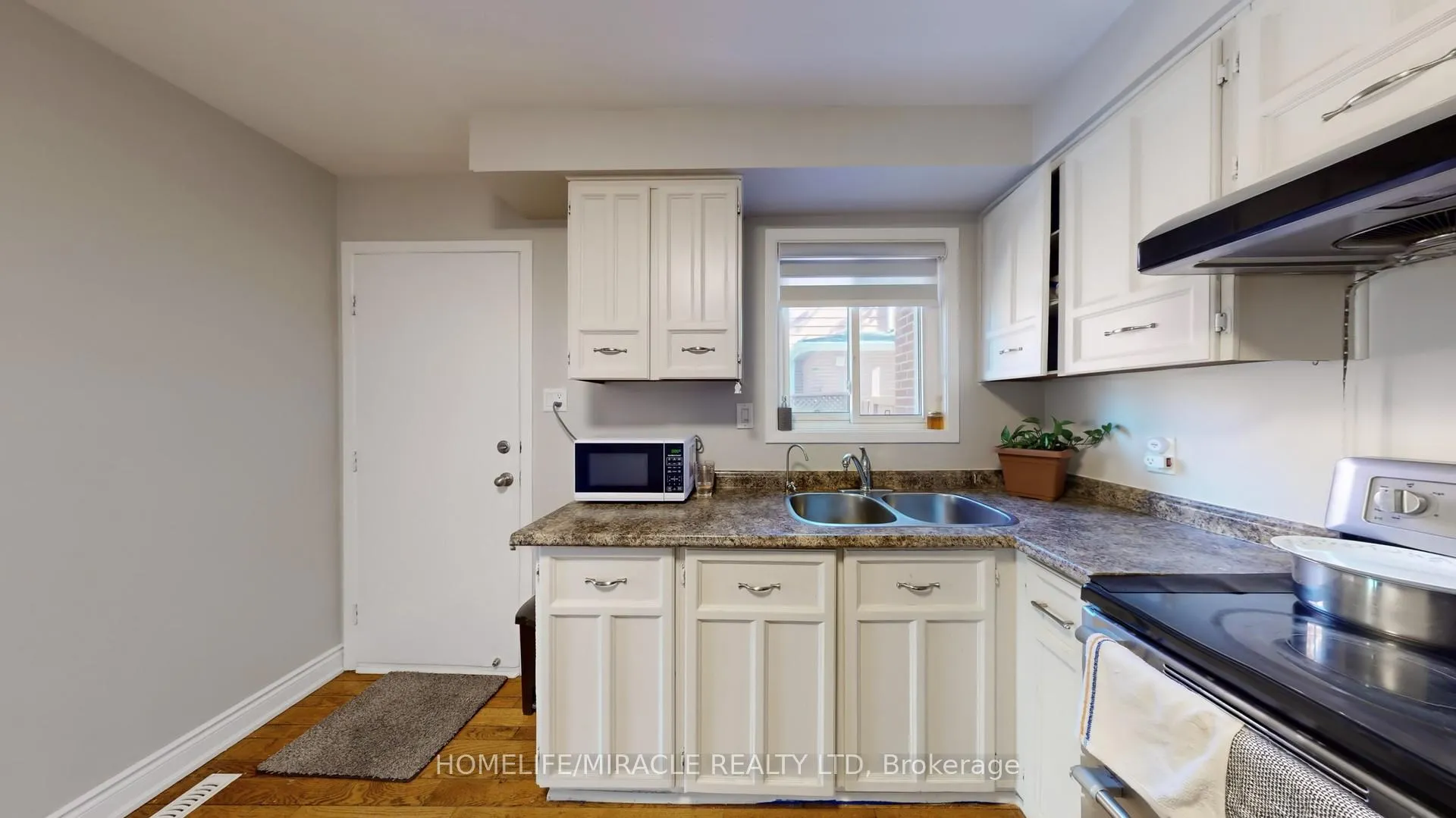 Photo 10 of 64 Radford Drive, Brampton, Brampton North — HOMEH