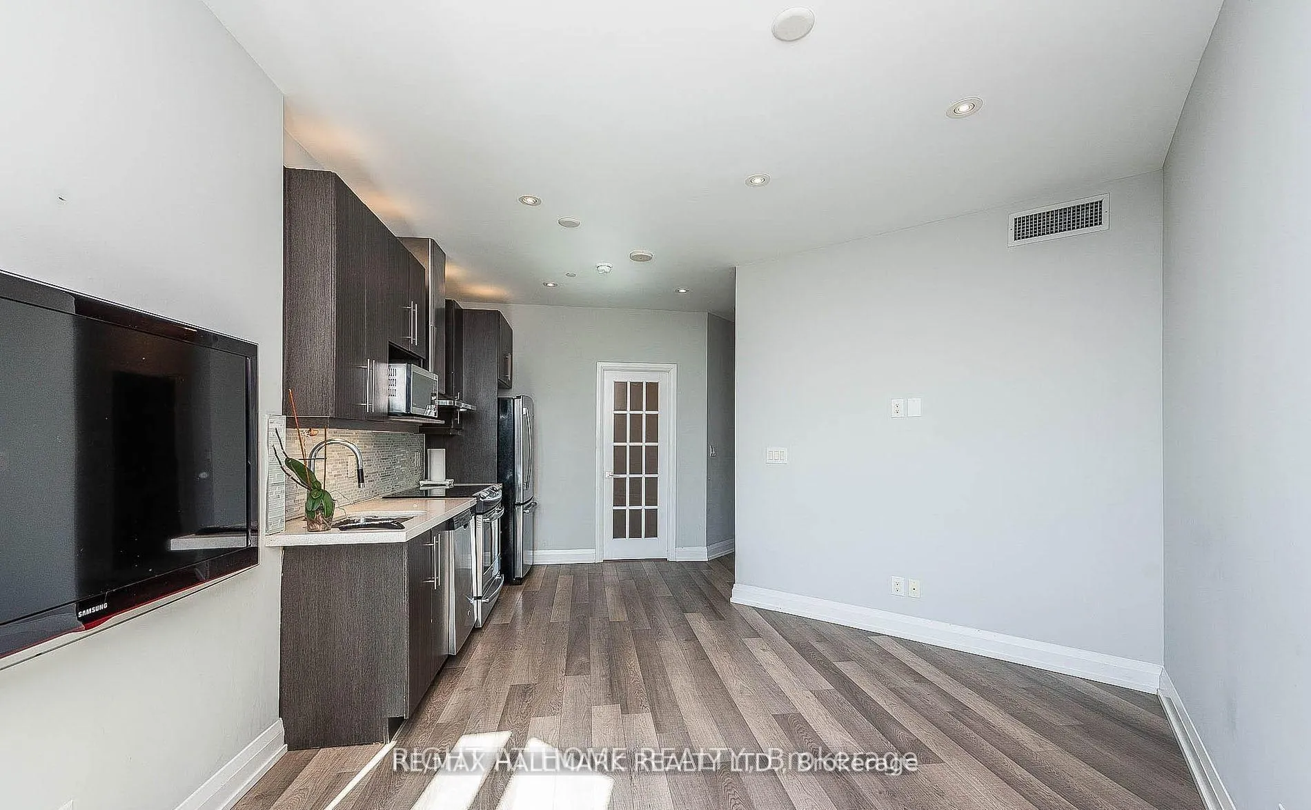 Photo 5 of Unit 911, 7171 Yonge Street, Markham, Grandview — HOMEH