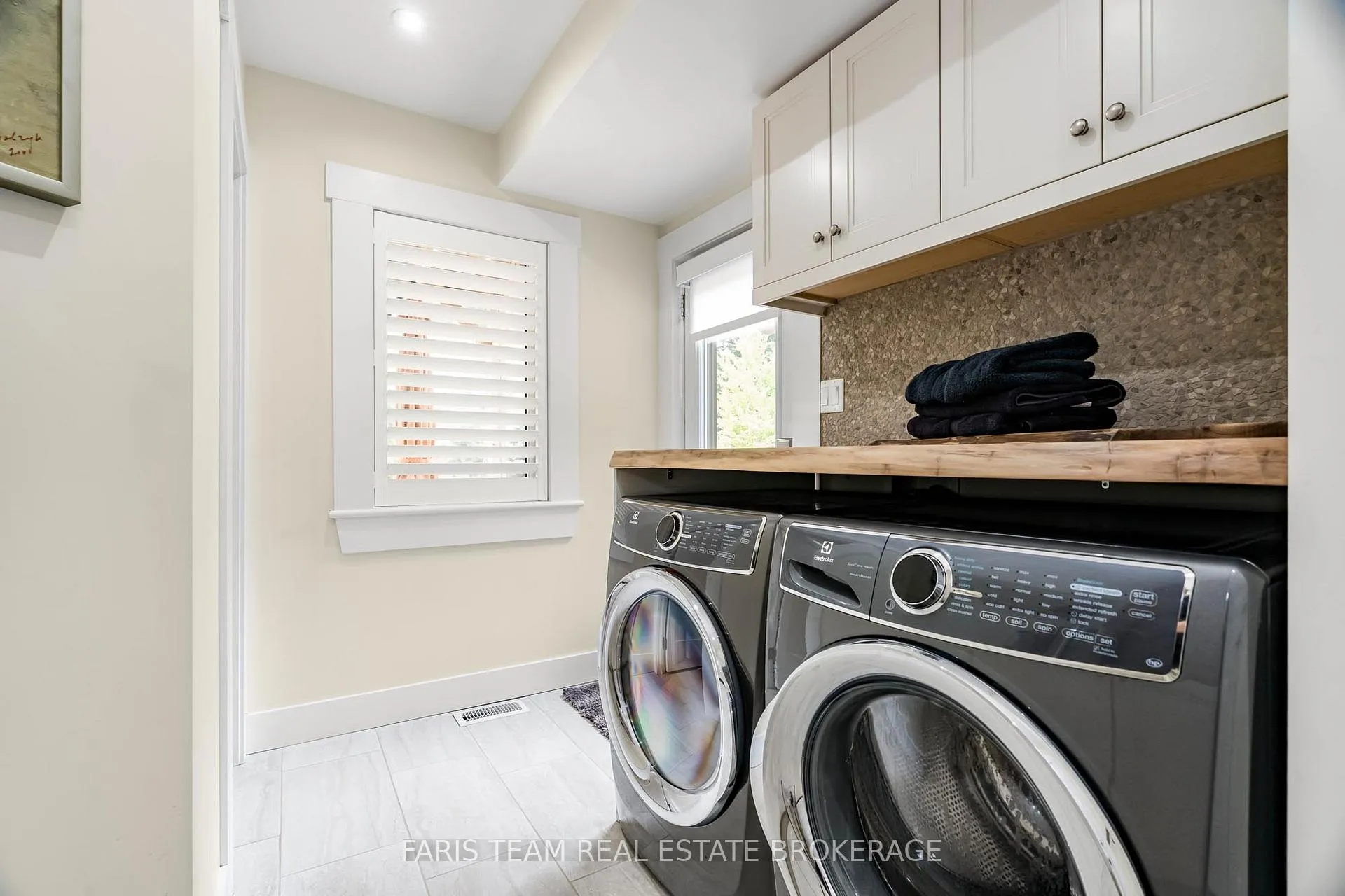 Photo 14 of 92 Nelson Street, Barrie, Codrington — HOMEH