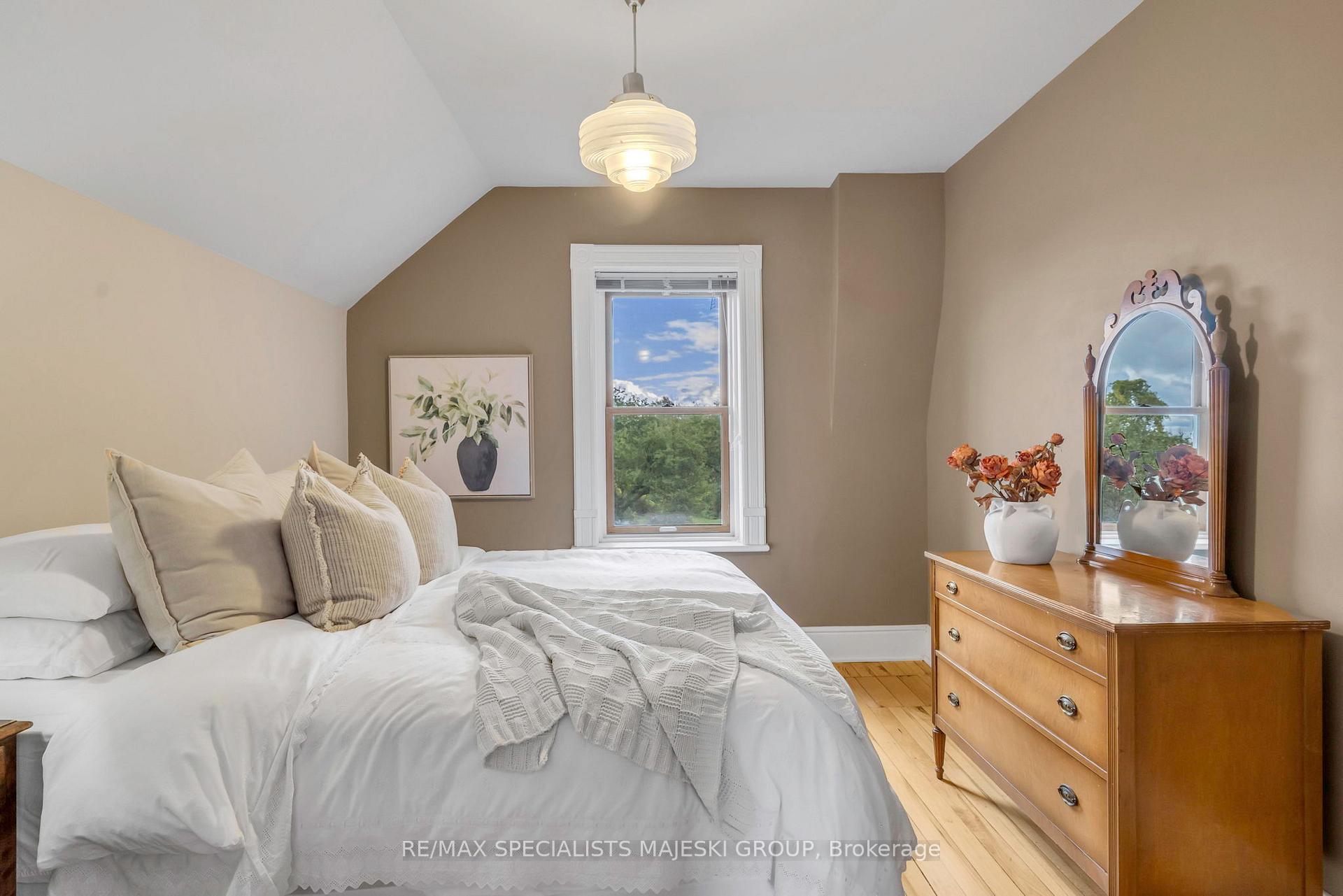 Photo 34 of 190 Old Lakeshore Road, Blue Mountains — HOMEH