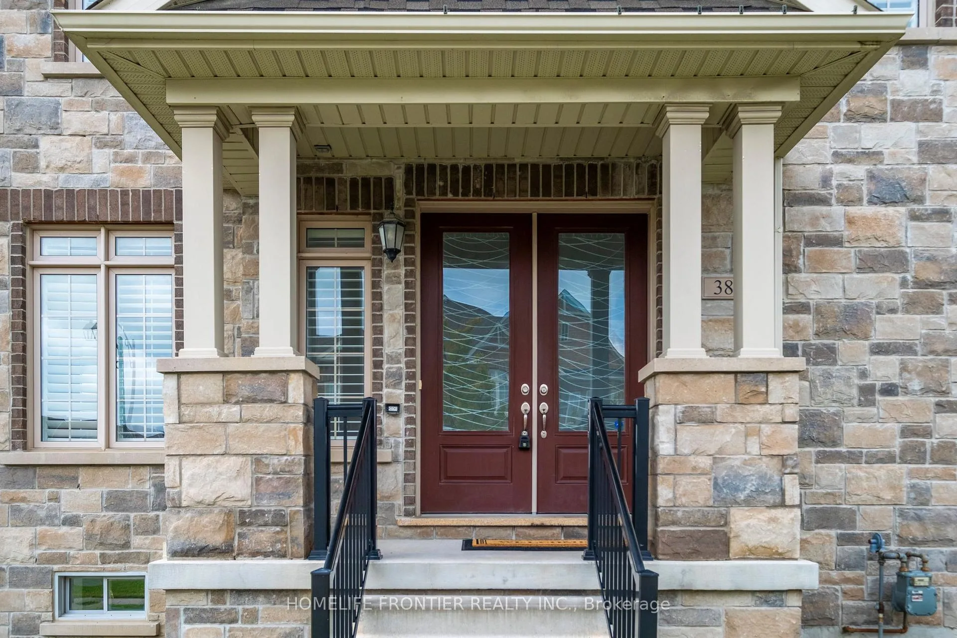 Photo 3 of 38 William Graham Drive, Aurora, Rural Aurora — HOMEH
