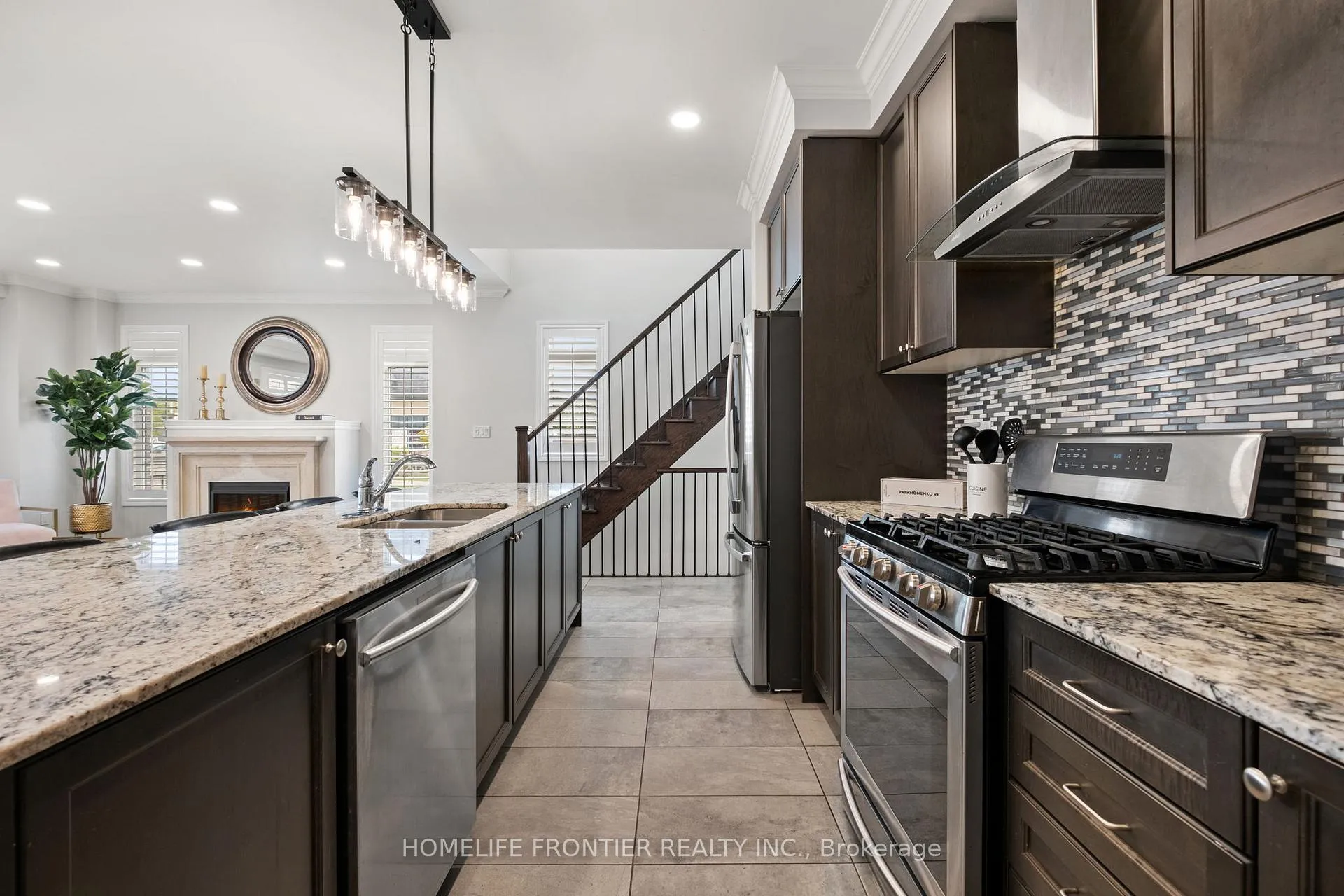 Photo 14 of 38 William Graham Drive, Aurora, Rural Aurora — HOMEH