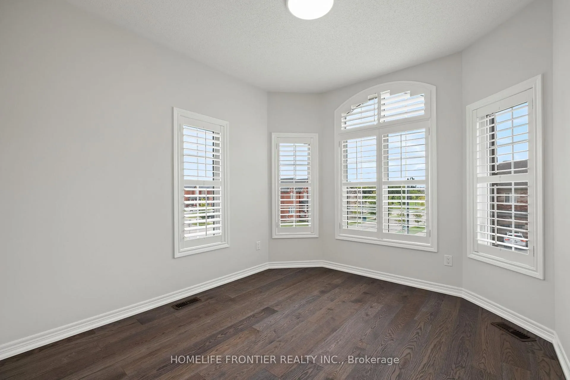 Photo 22 of 38 William Graham Drive, Aurora, Rural Aurora — HOMEH