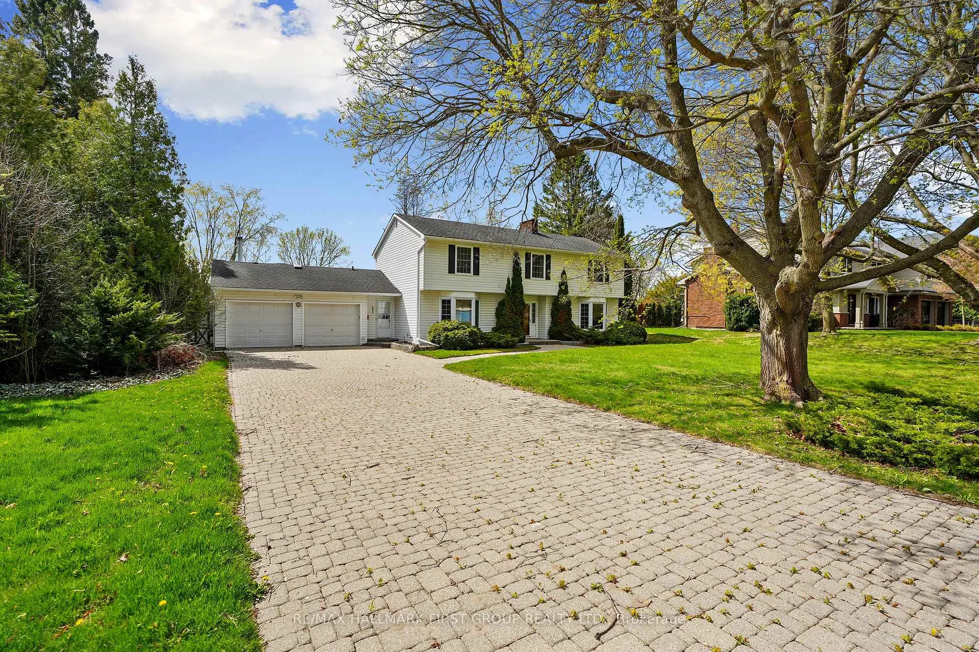 Photo 3 of 401 Lakeshore Drive, Cobourg — HOMEH