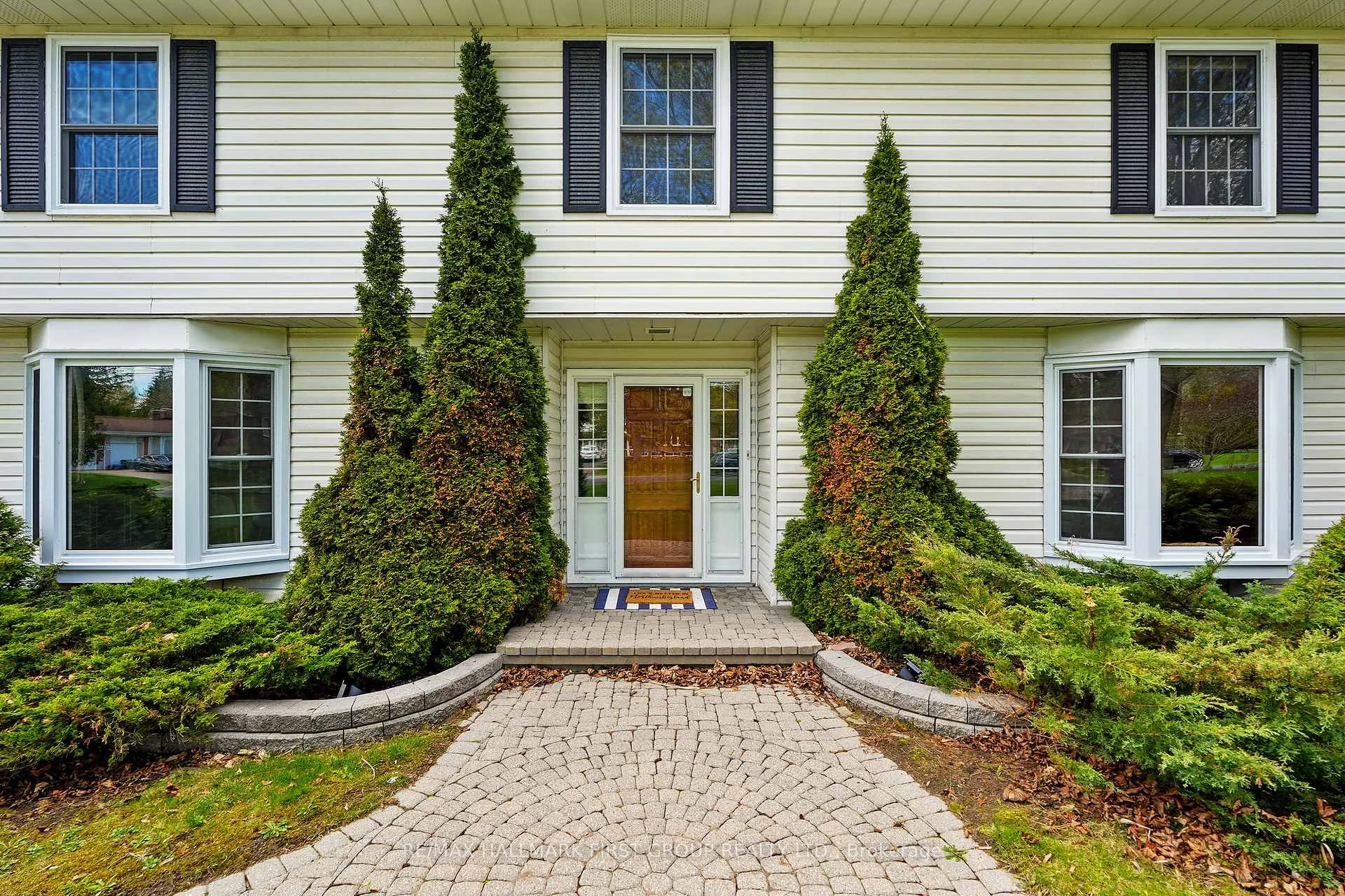 Photo 4 of 401 Lakeshore Drive, Cobourg — HOMEH