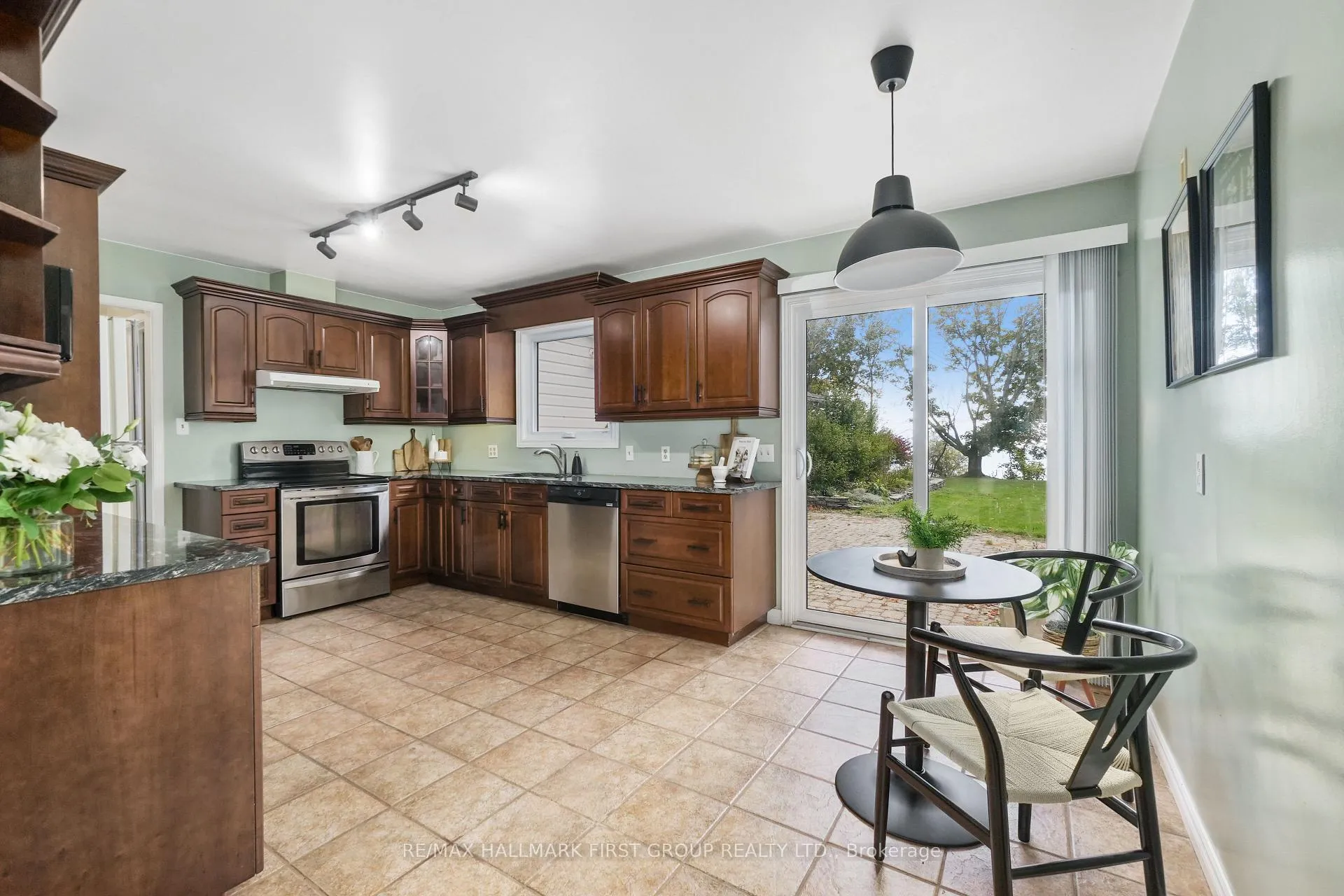 Photo 11 of 401 Lakeshore Drive, Cobourg — HOMEH
