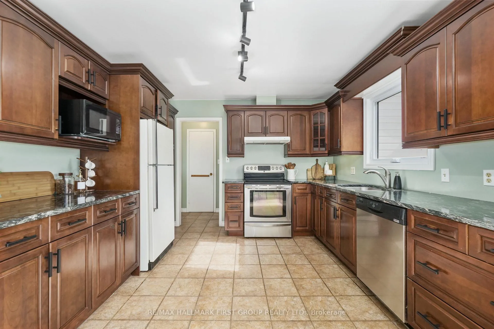 Photo 13 of 401 Lakeshore Drive, Cobourg — HOMEH
