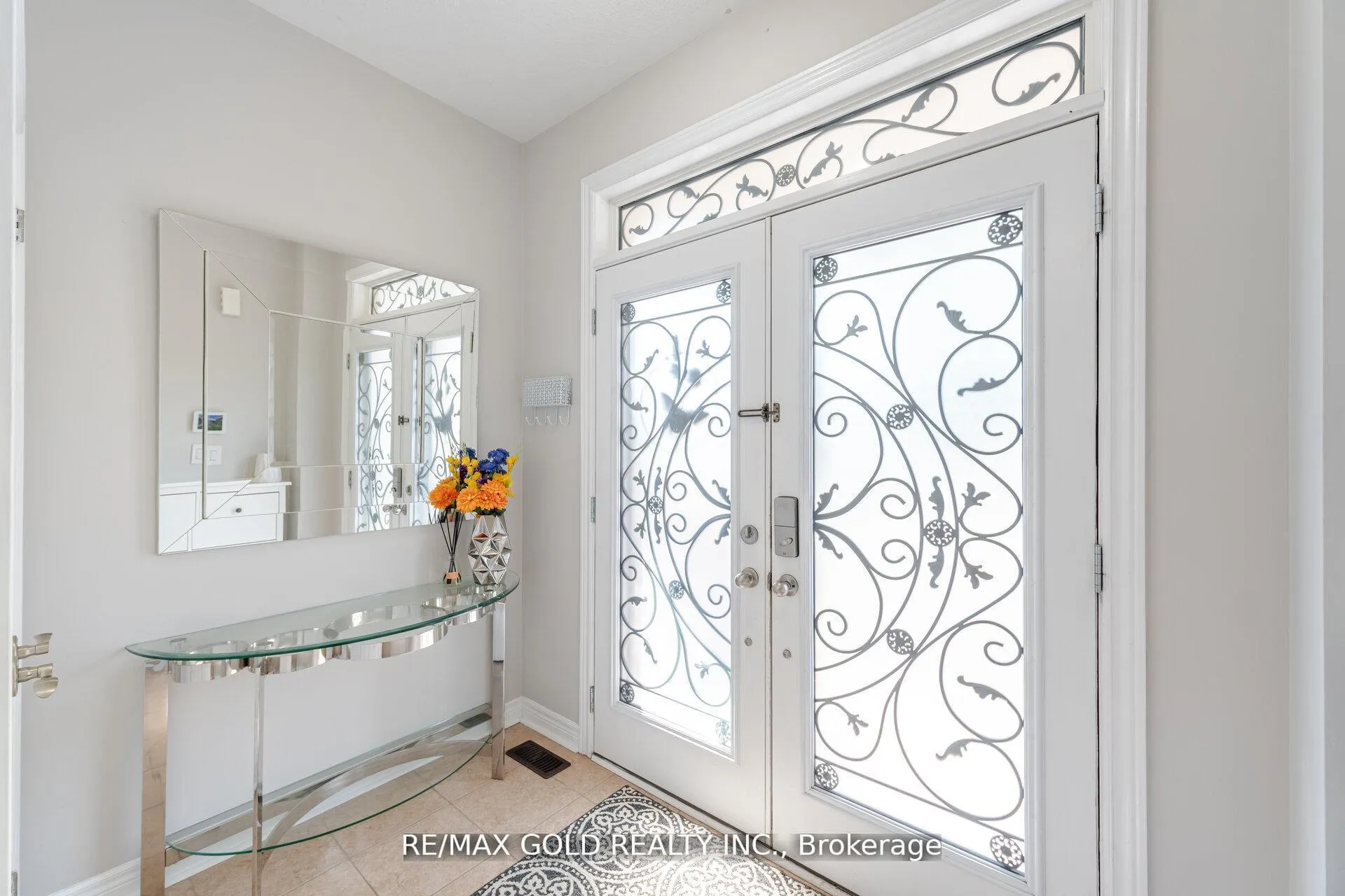 Photo 5 of 28 Versailles Crescent, Brampton, Bram East — HOMEH