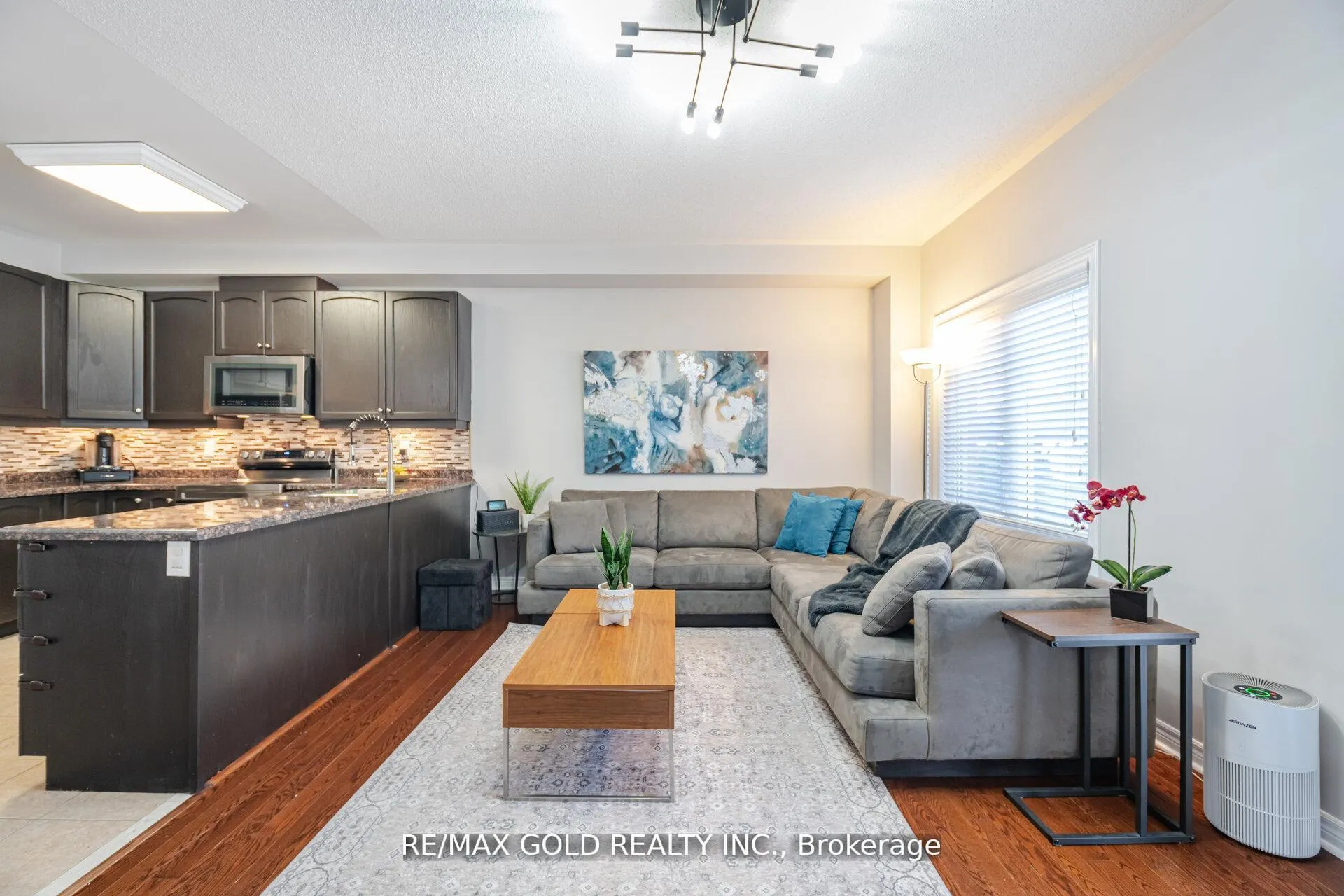 Photo 11 of 28 Versailles Crescent, Brampton, Bram East — HOMEH
