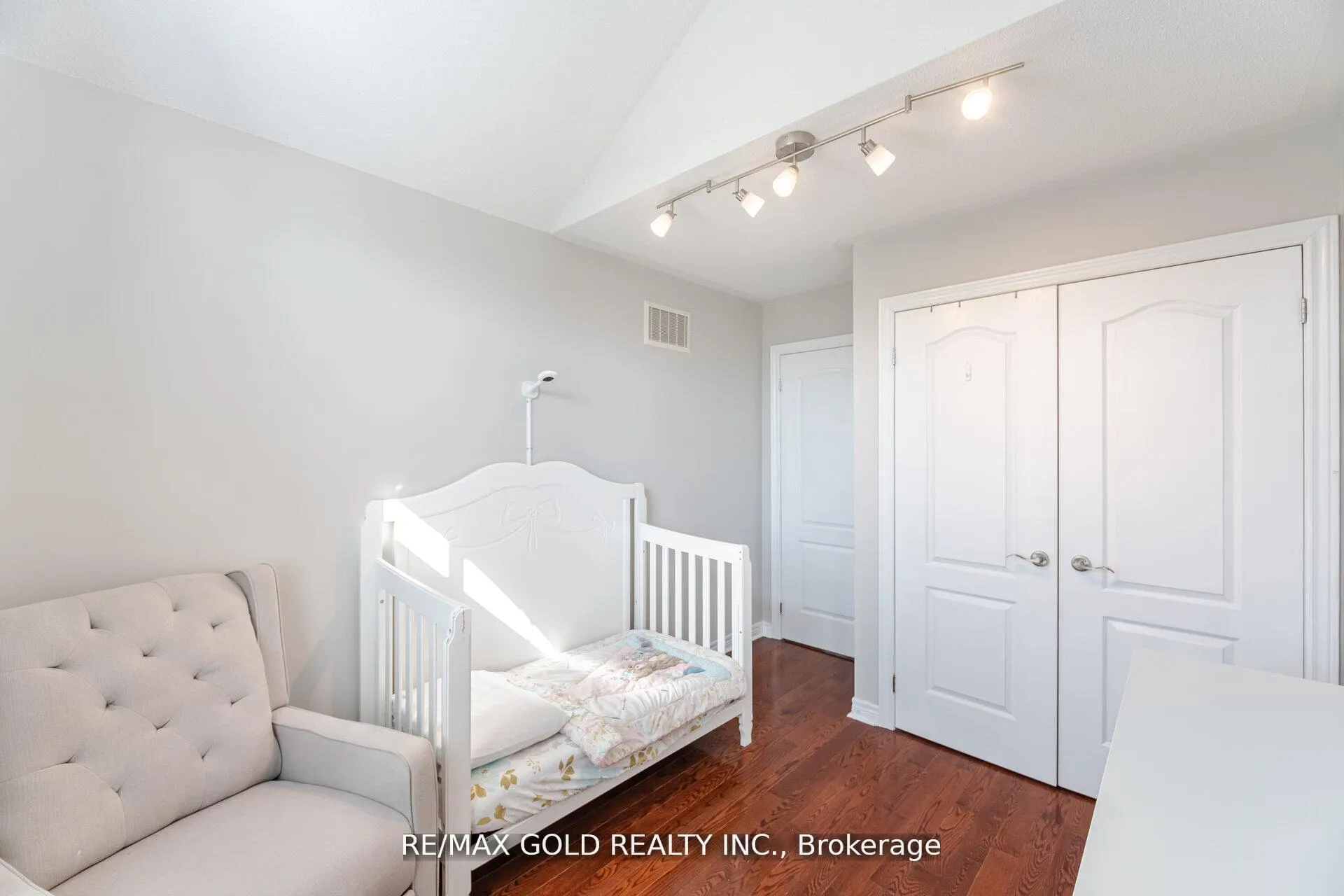 Photo 24 of 28 Versailles Crescent, Brampton, Bram East — HOMEH