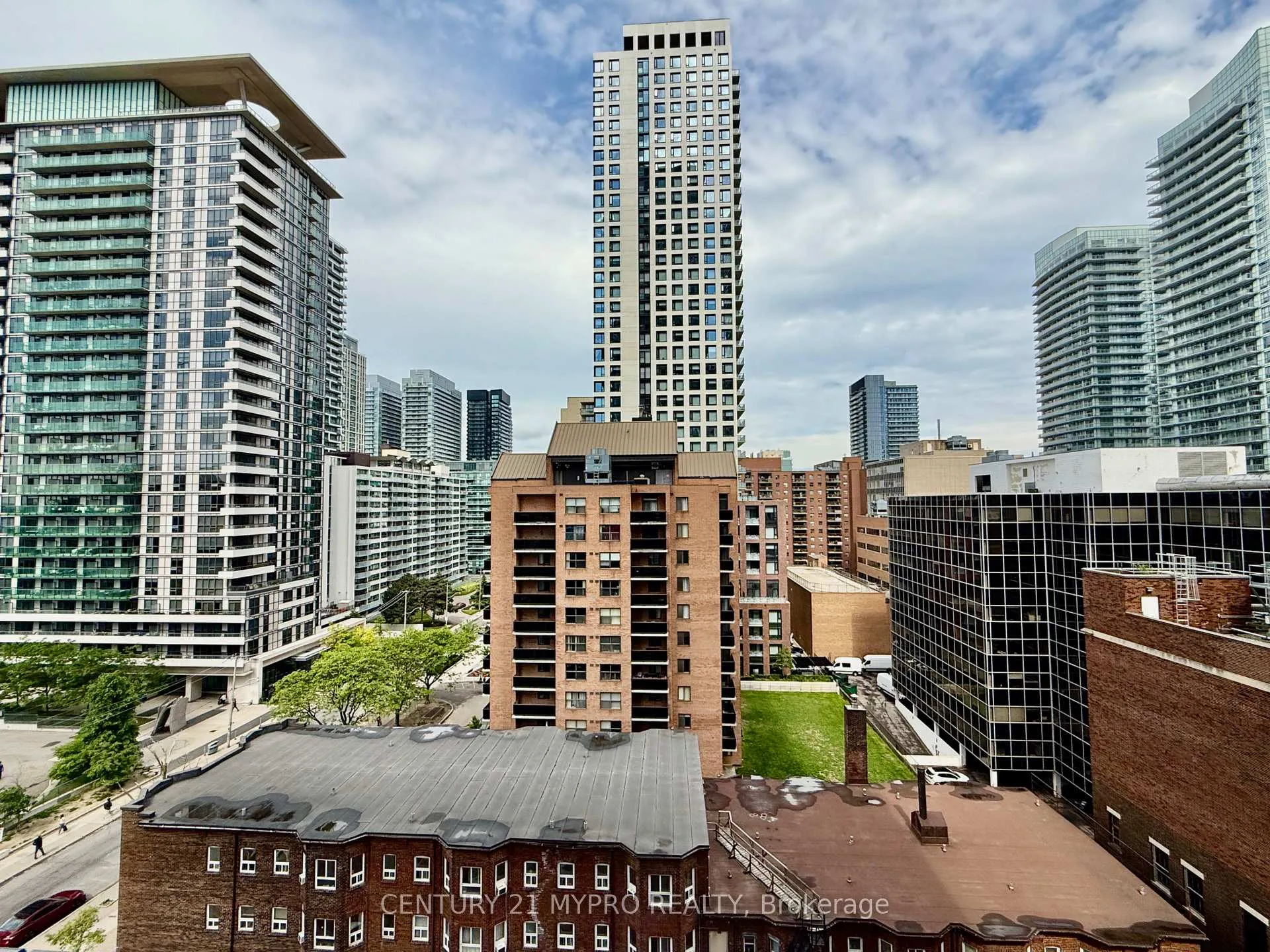 Photo 3 of Unit 702, 39 Roehampton Avenue, Toronto, Mount Pleasant West — HOMEH