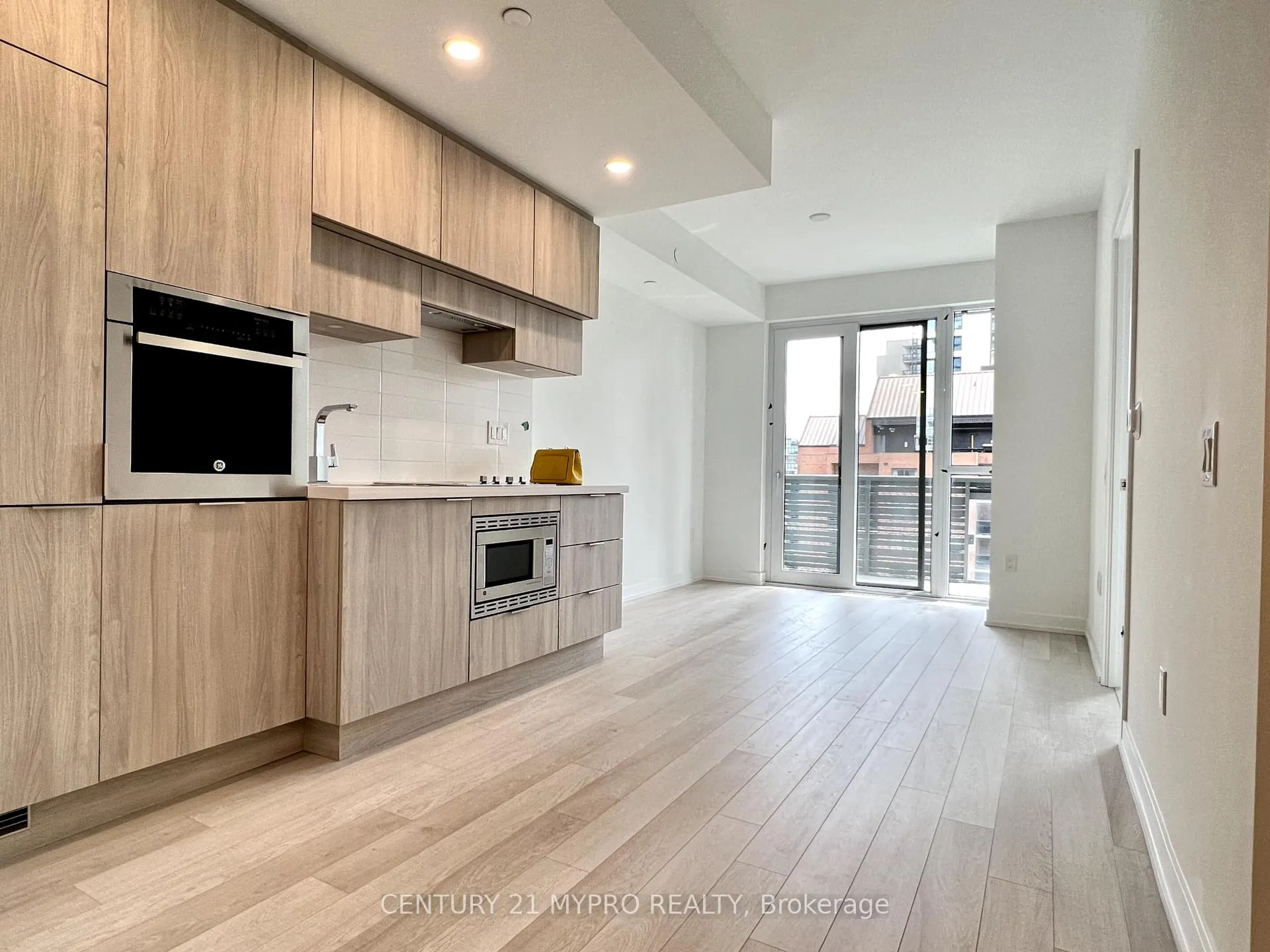 Photo 5 of Unit 702, 39 Roehampton Avenue, Toronto, Mount Pleasant West — HOMEH