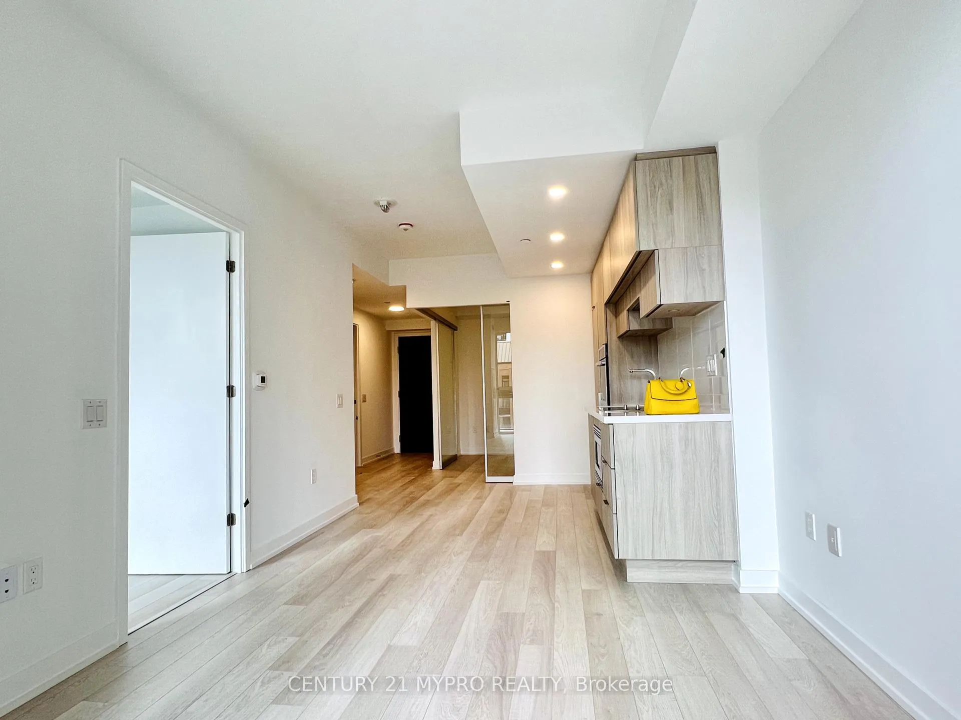 Photo 6 of Unit 702, 39 Roehampton Avenue, Toronto, Mount Pleasant West — HOMEH