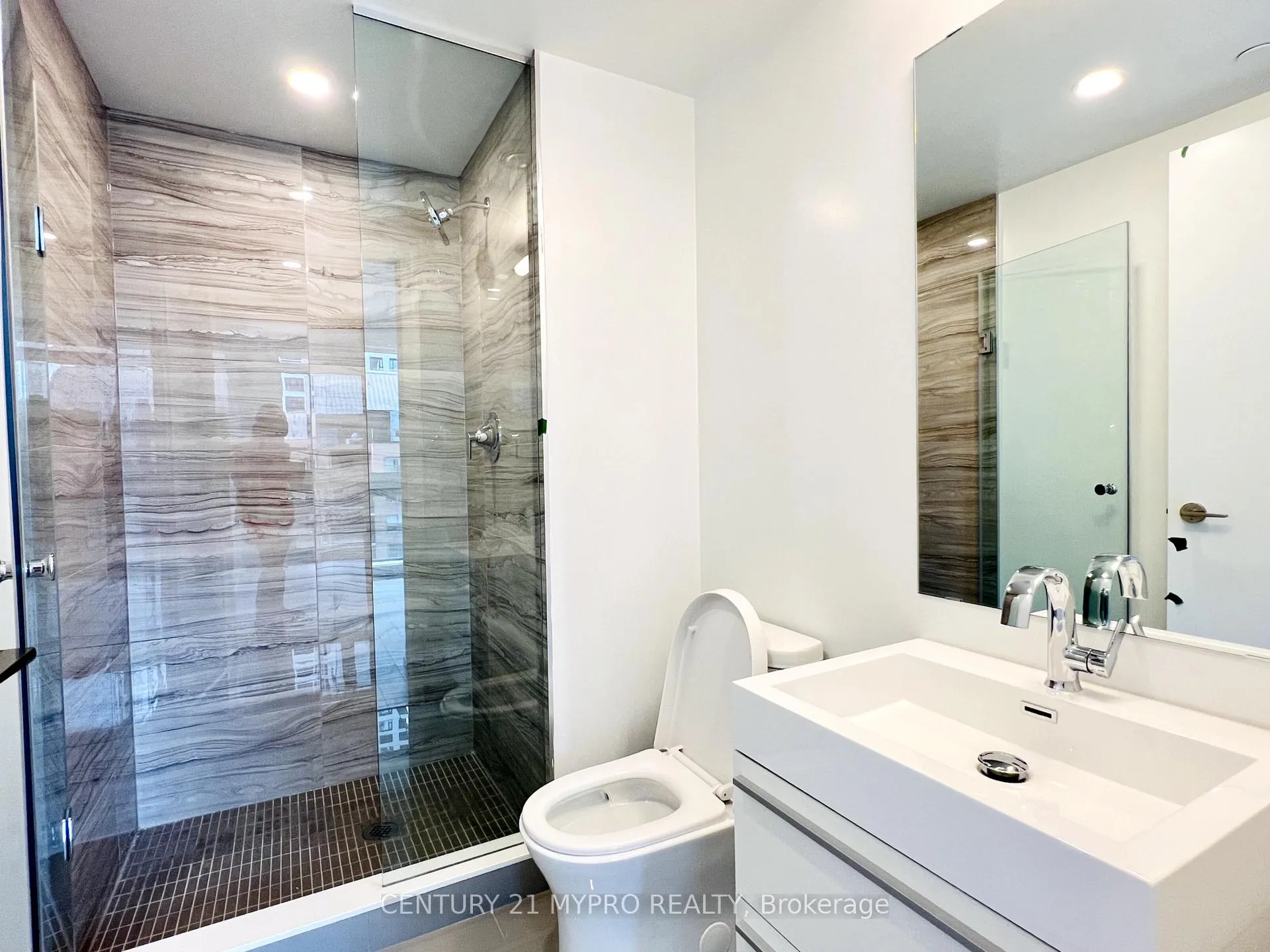 Photo 7 of Unit 702, 39 Roehampton Avenue, Toronto, Mount Pleasant West — HOMEH