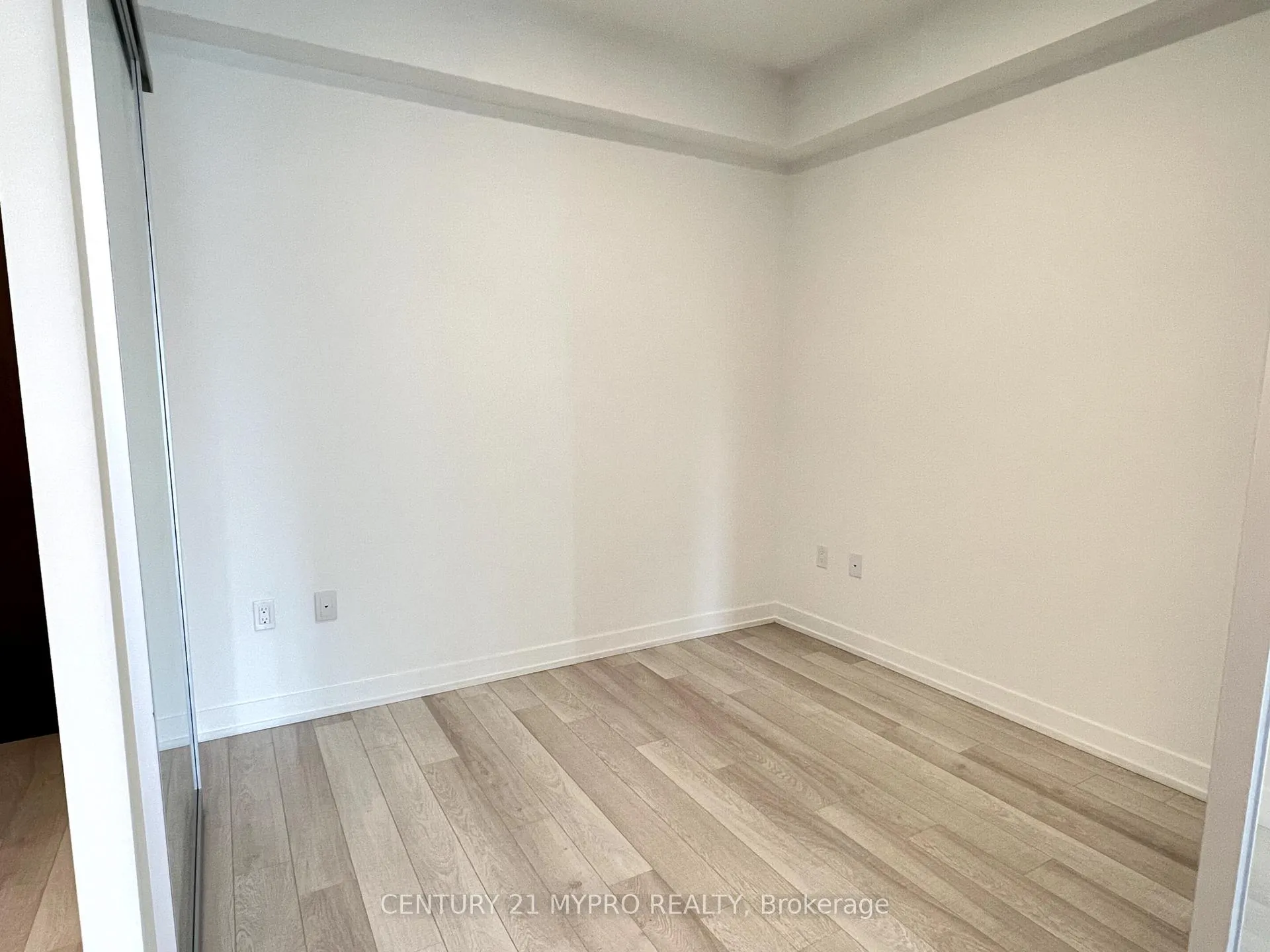 Photo 8 of Unit 702, 39 Roehampton Avenue, Toronto, Mount Pleasant West — HOMEH