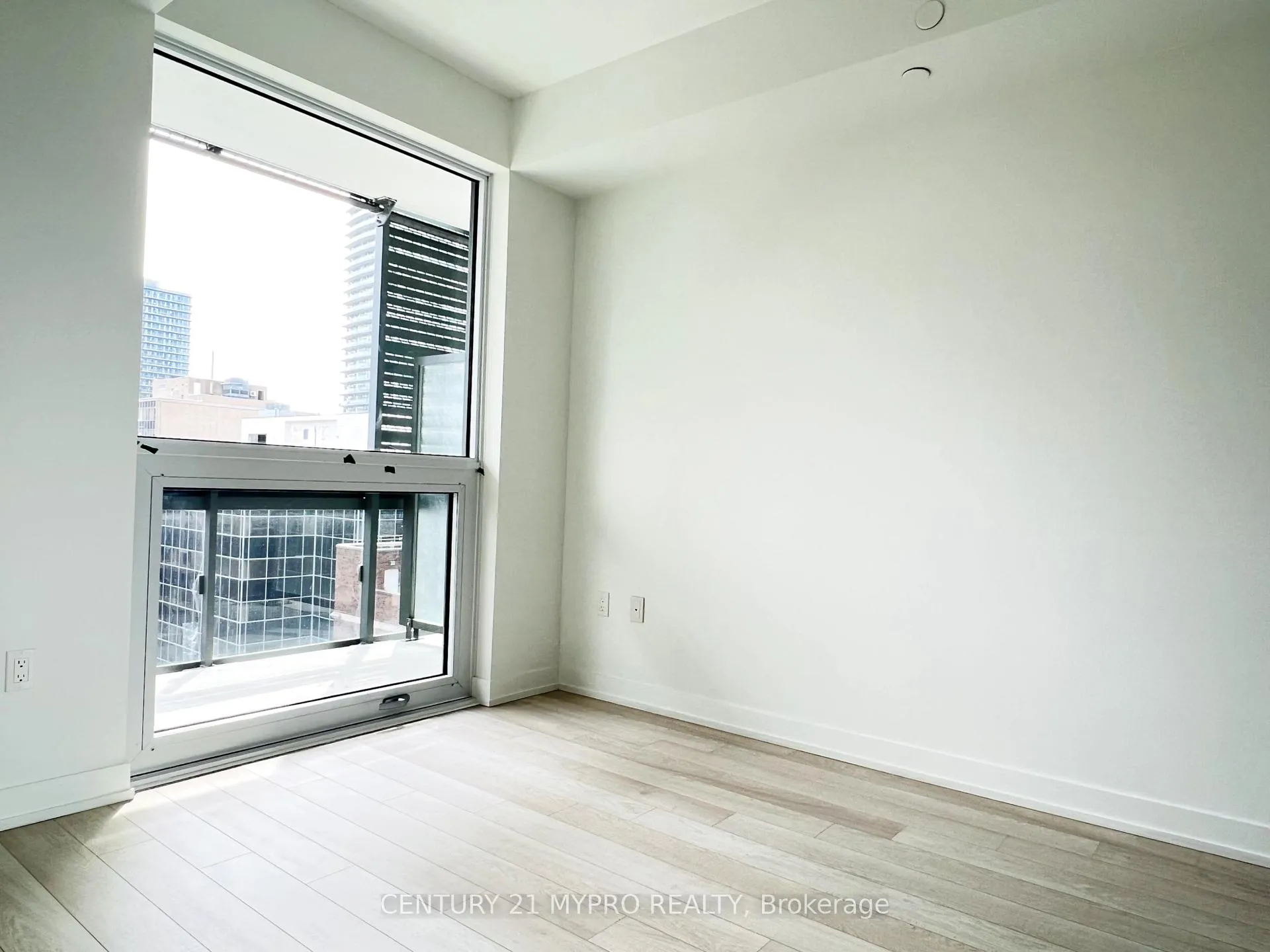 Photo 9 of Unit 702, 39 Roehampton Avenue, Toronto, Mount Pleasant West — HOMEH