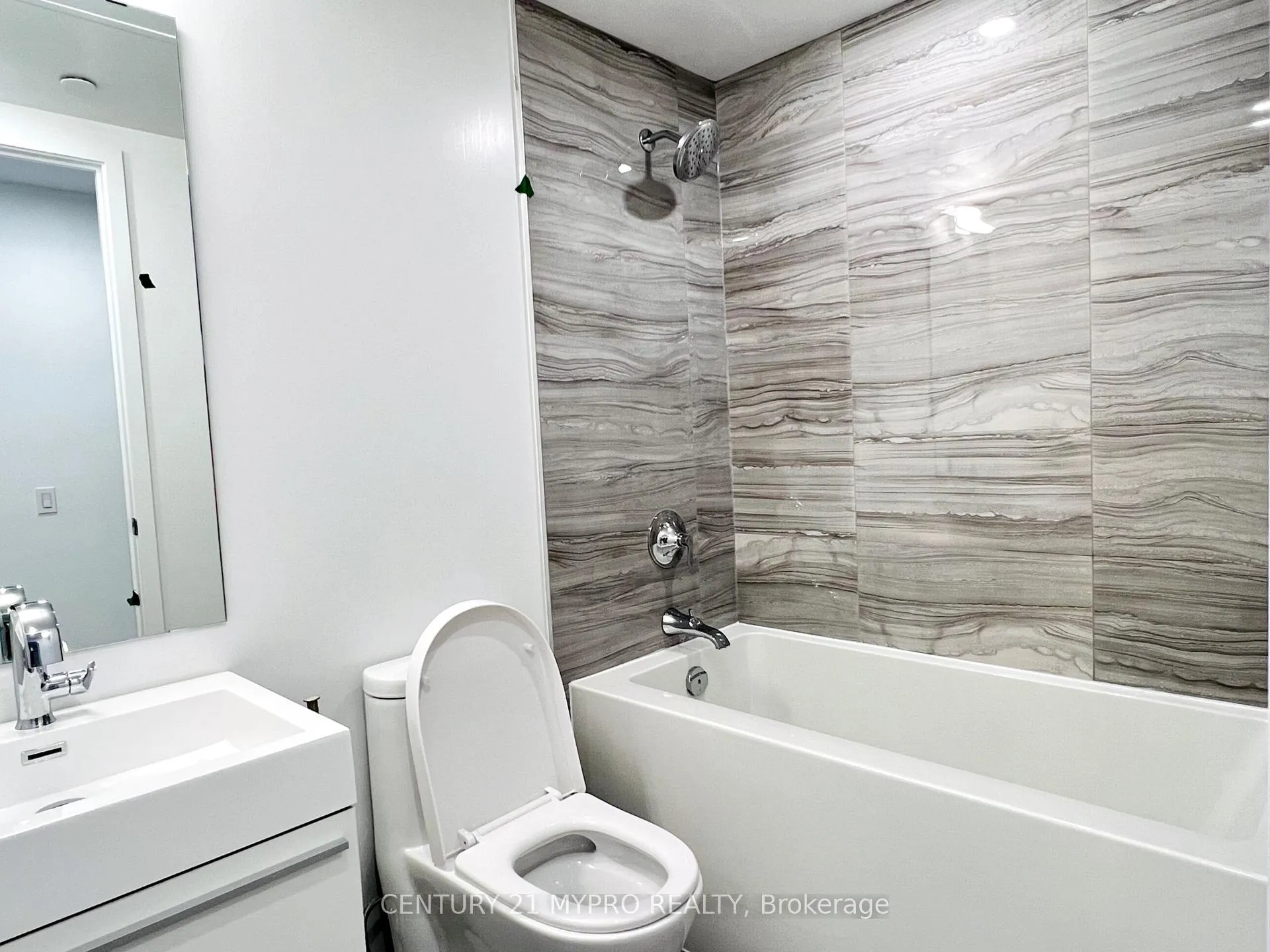 Photo 10 of Unit 702, 39 Roehampton Avenue, Toronto, Mount Pleasant West — HOMEH